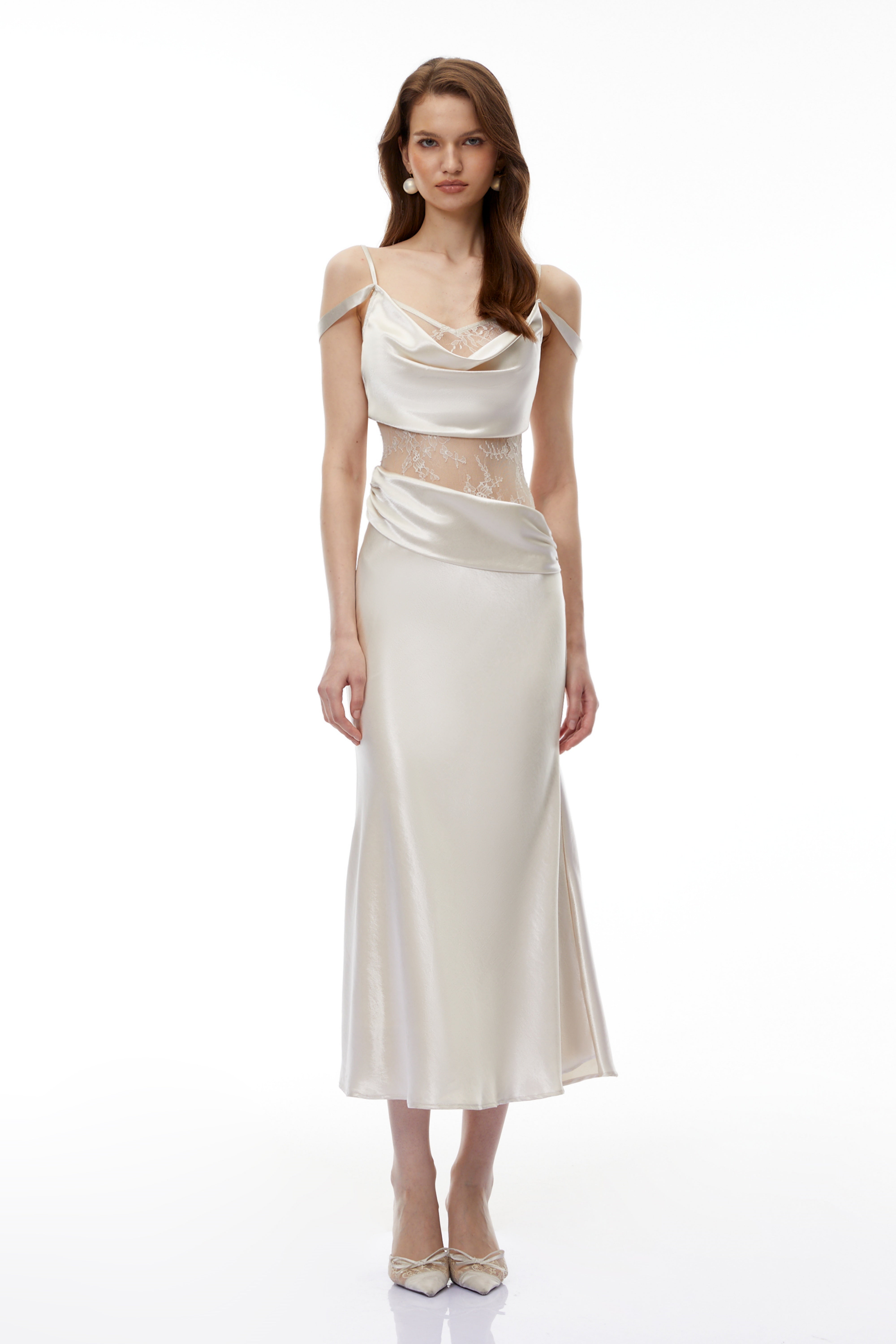 Robe midi en satin blanc avec découpes en dentelle