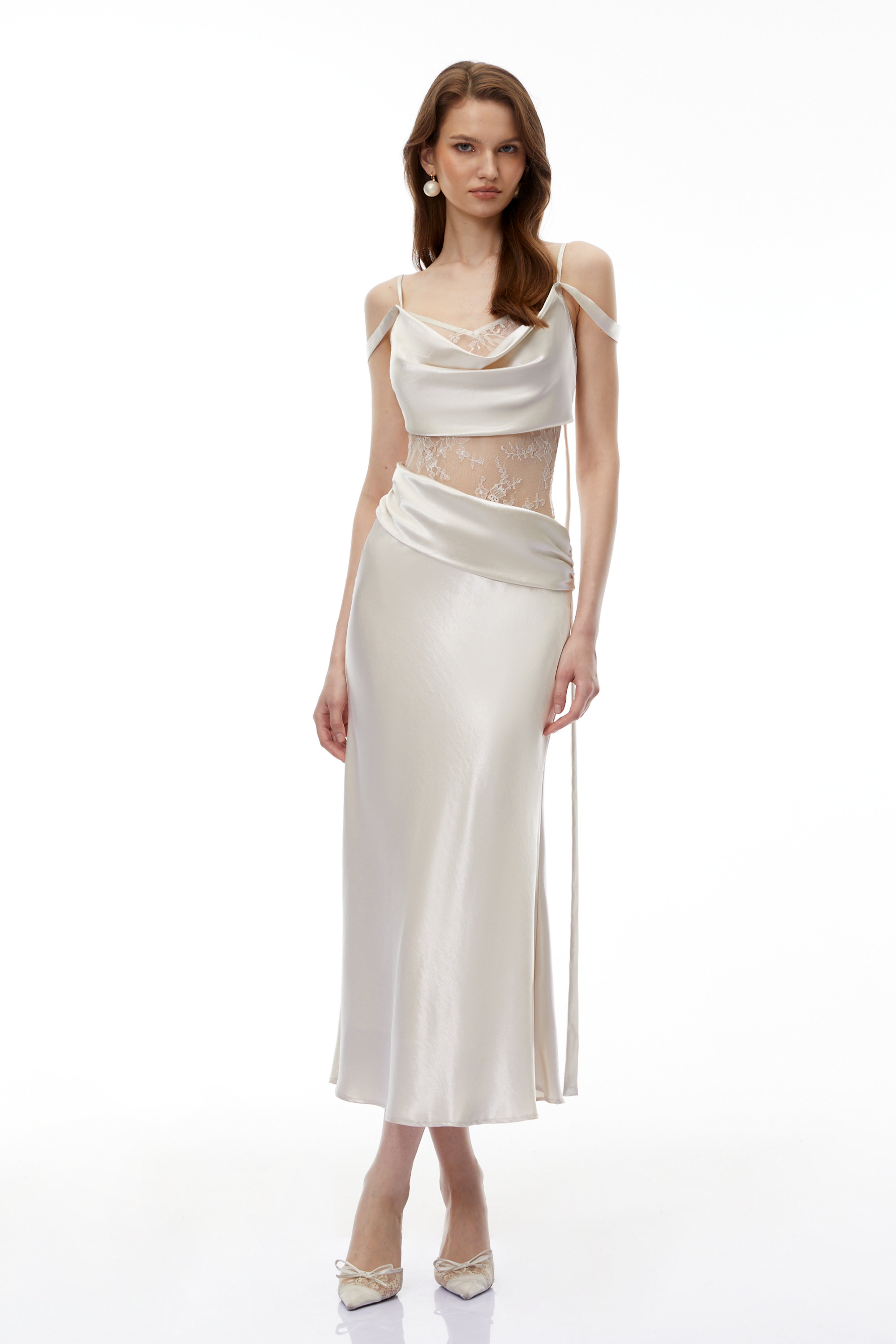 Robe midi en satin blanc avec découpes en dentelle