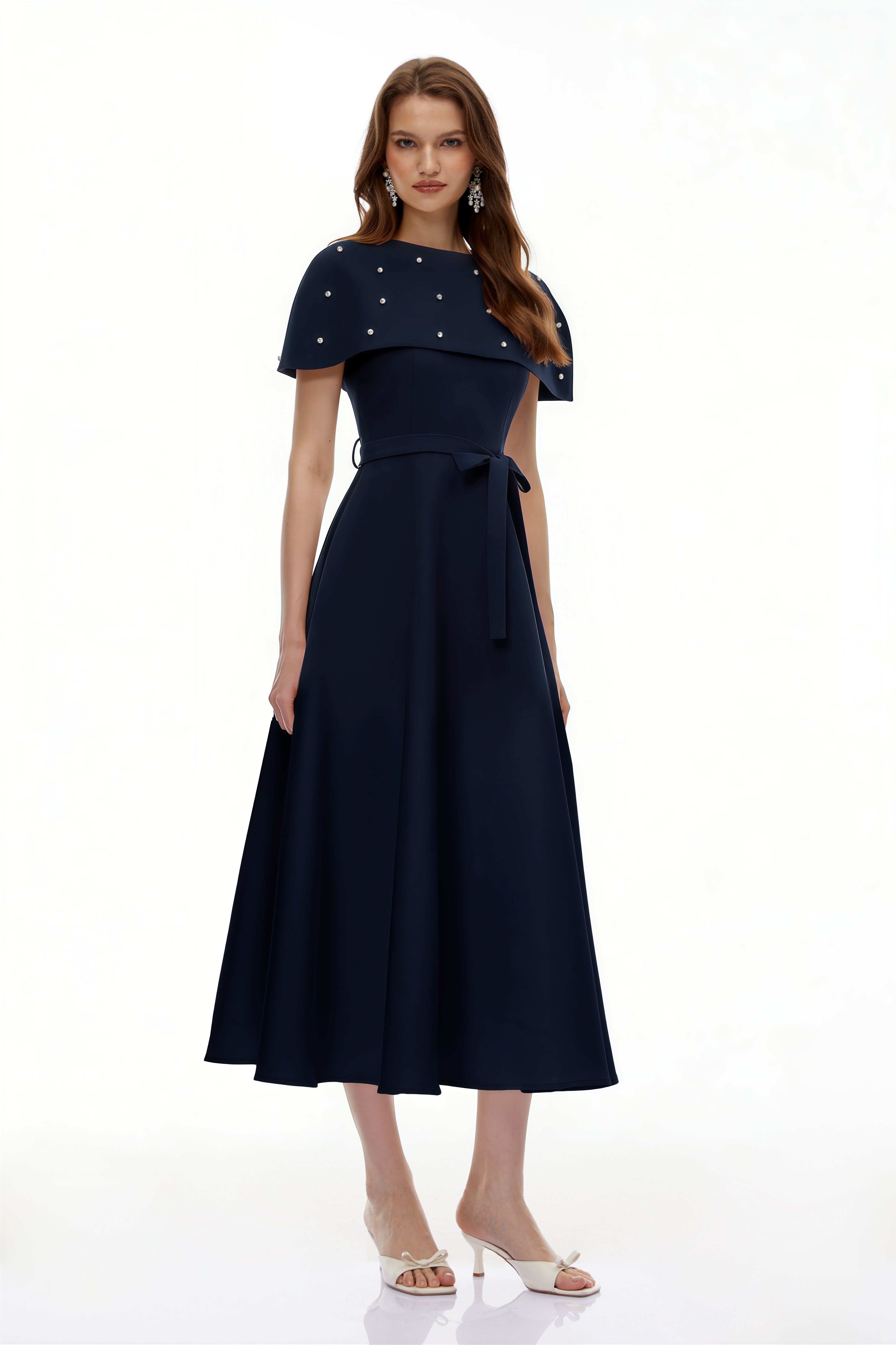 Sawda Blaues Midi-Kleid mit Verzierungen und Cape