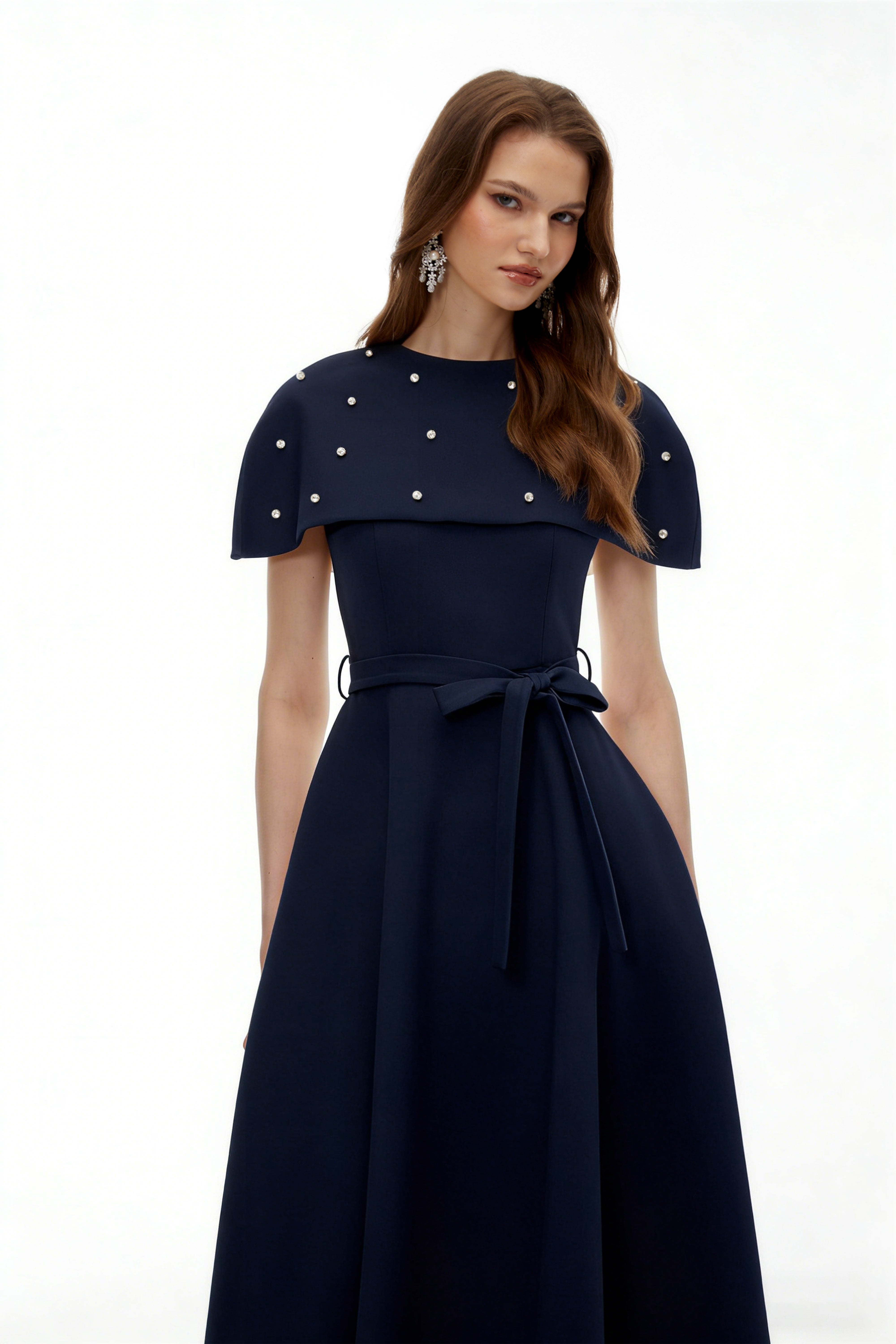 Sawda Blaues Midi-Kleid mit Verzierungen und Cape