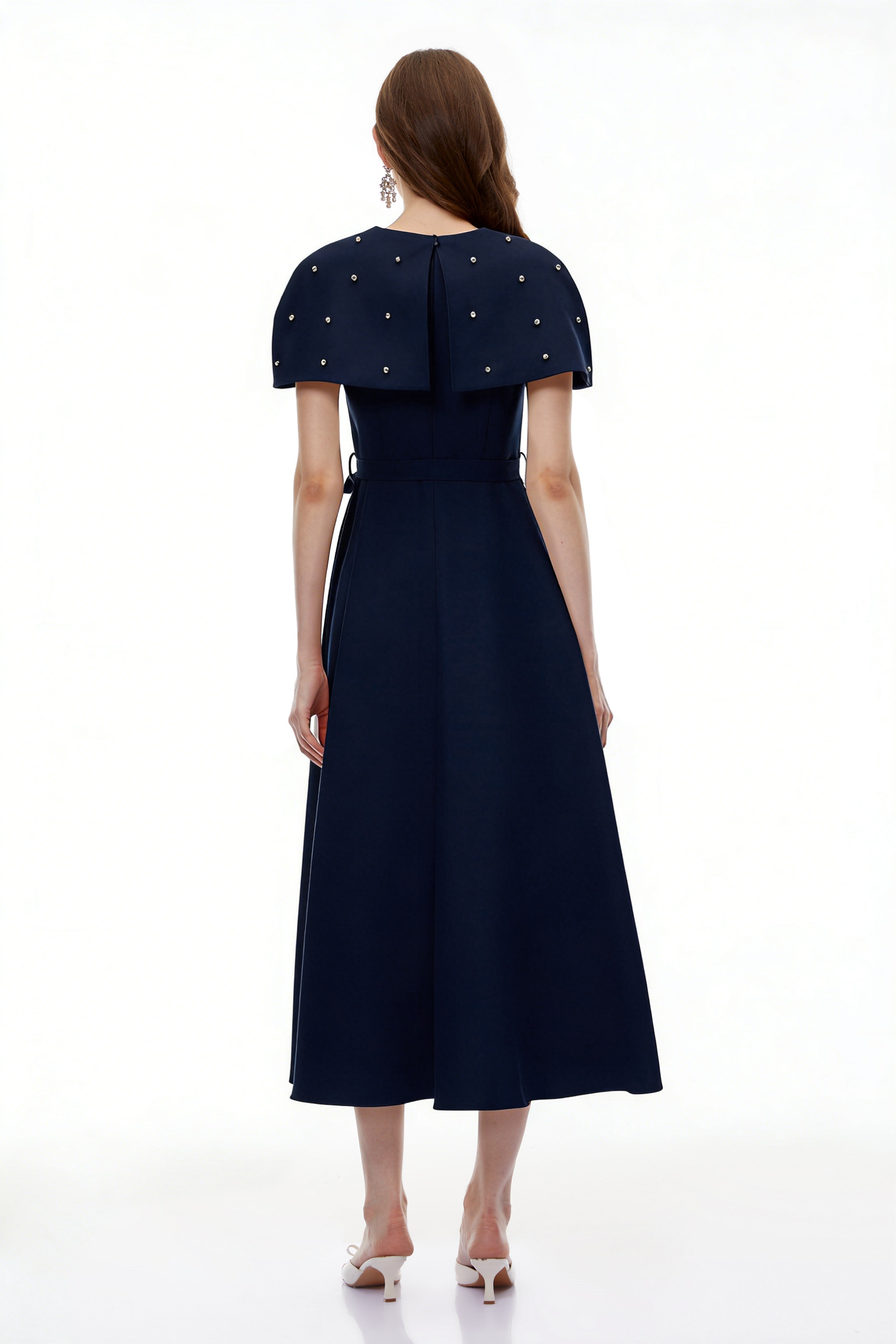 Sawda Blaues Midi-Kleid mit Verzierungen und Cape