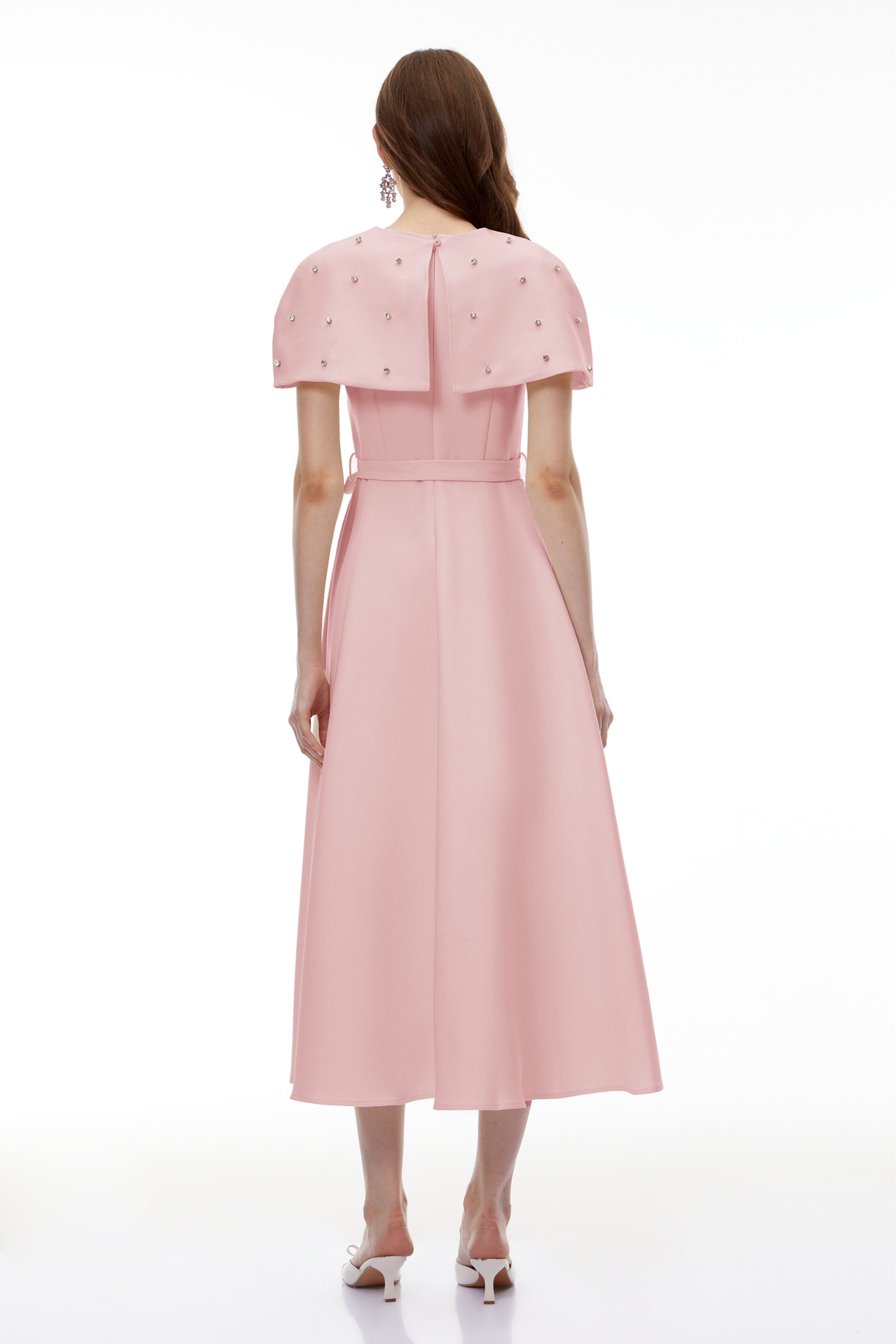 فستان ميدي باللون الوردي الداكن مزين بزخارف مع رداء