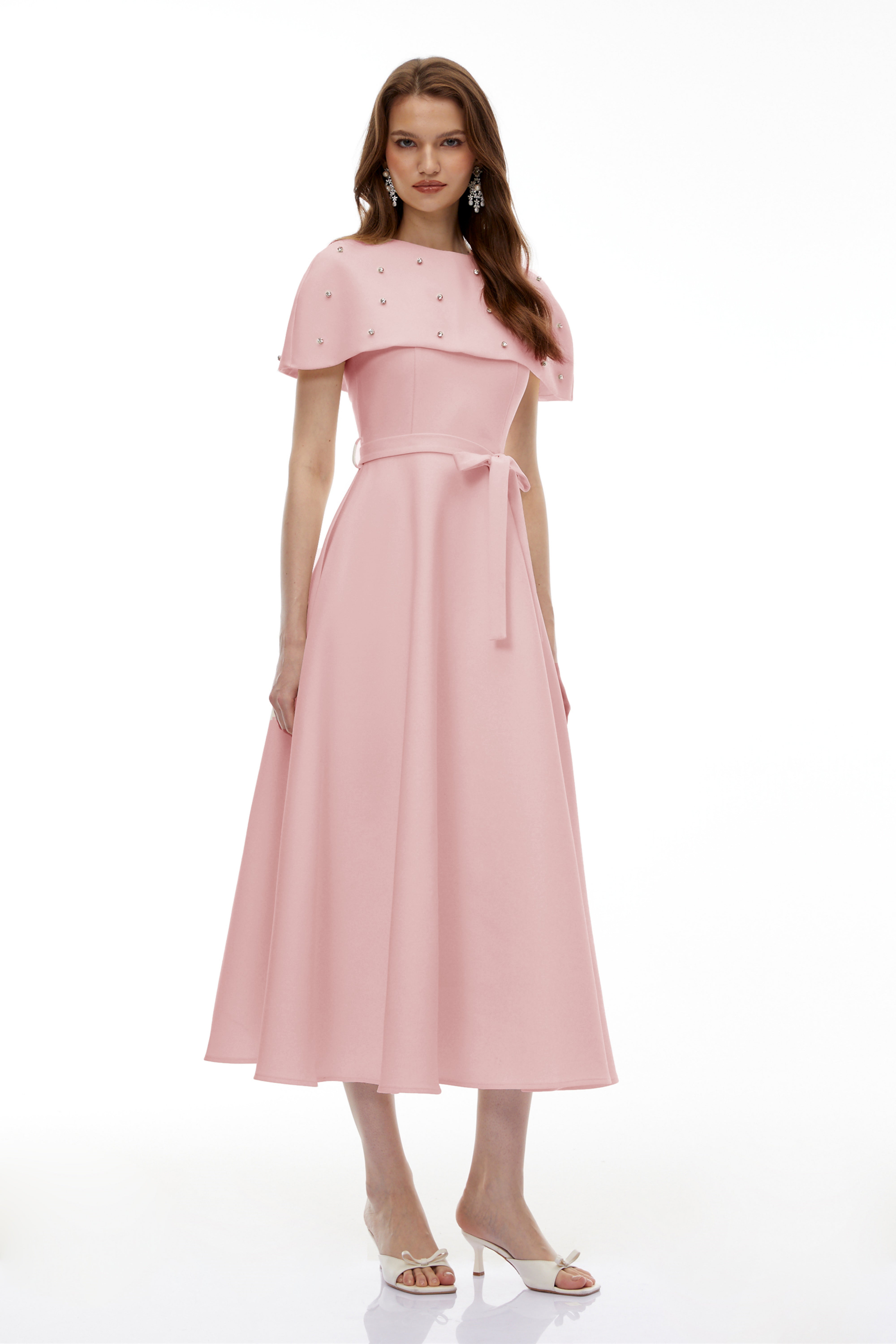 فستان ميدي باللون الوردي الداكن مزين بزخارف مع رداء