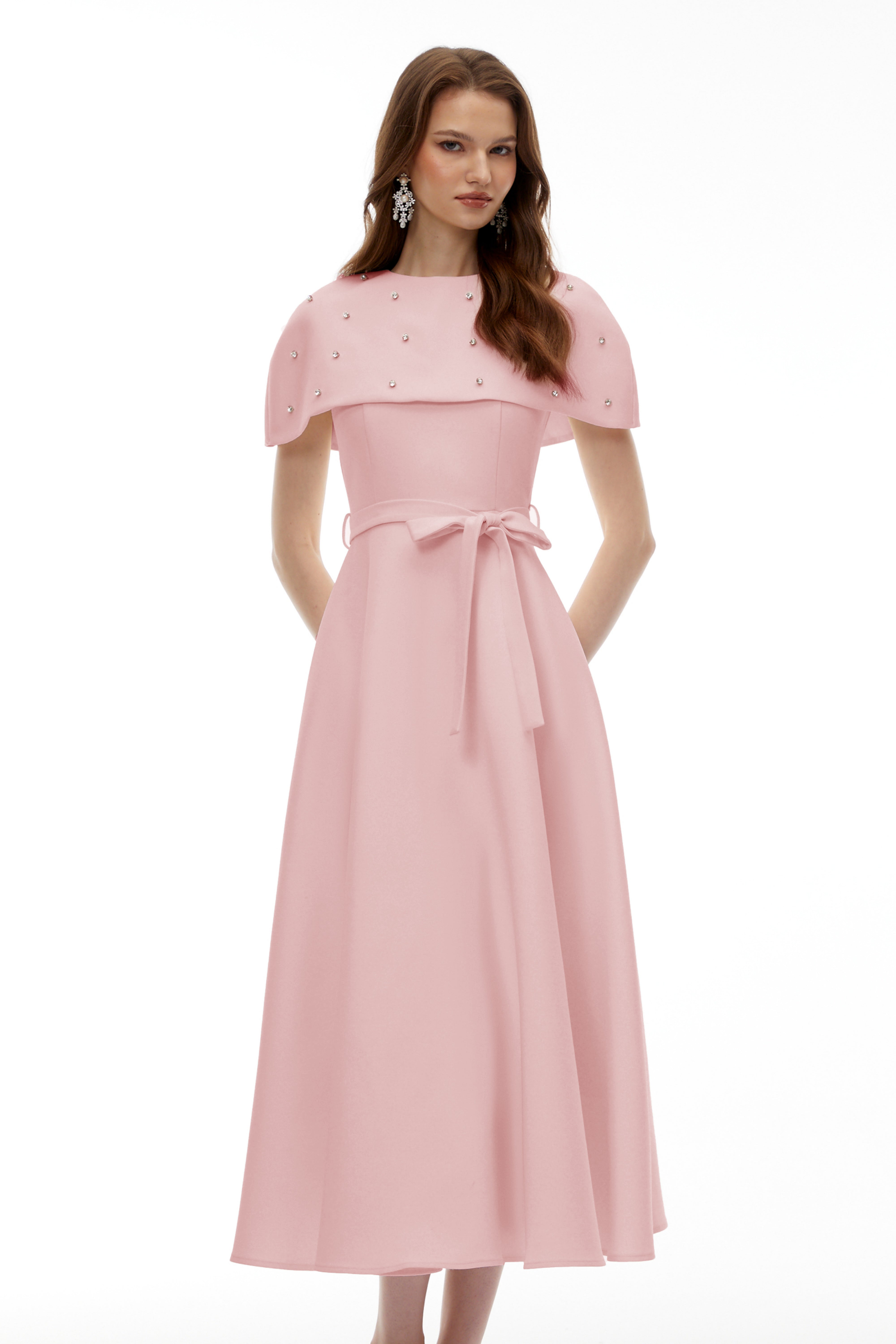 فستان ميدي باللون الوردي الداكن مزين بزخارف مع رداء