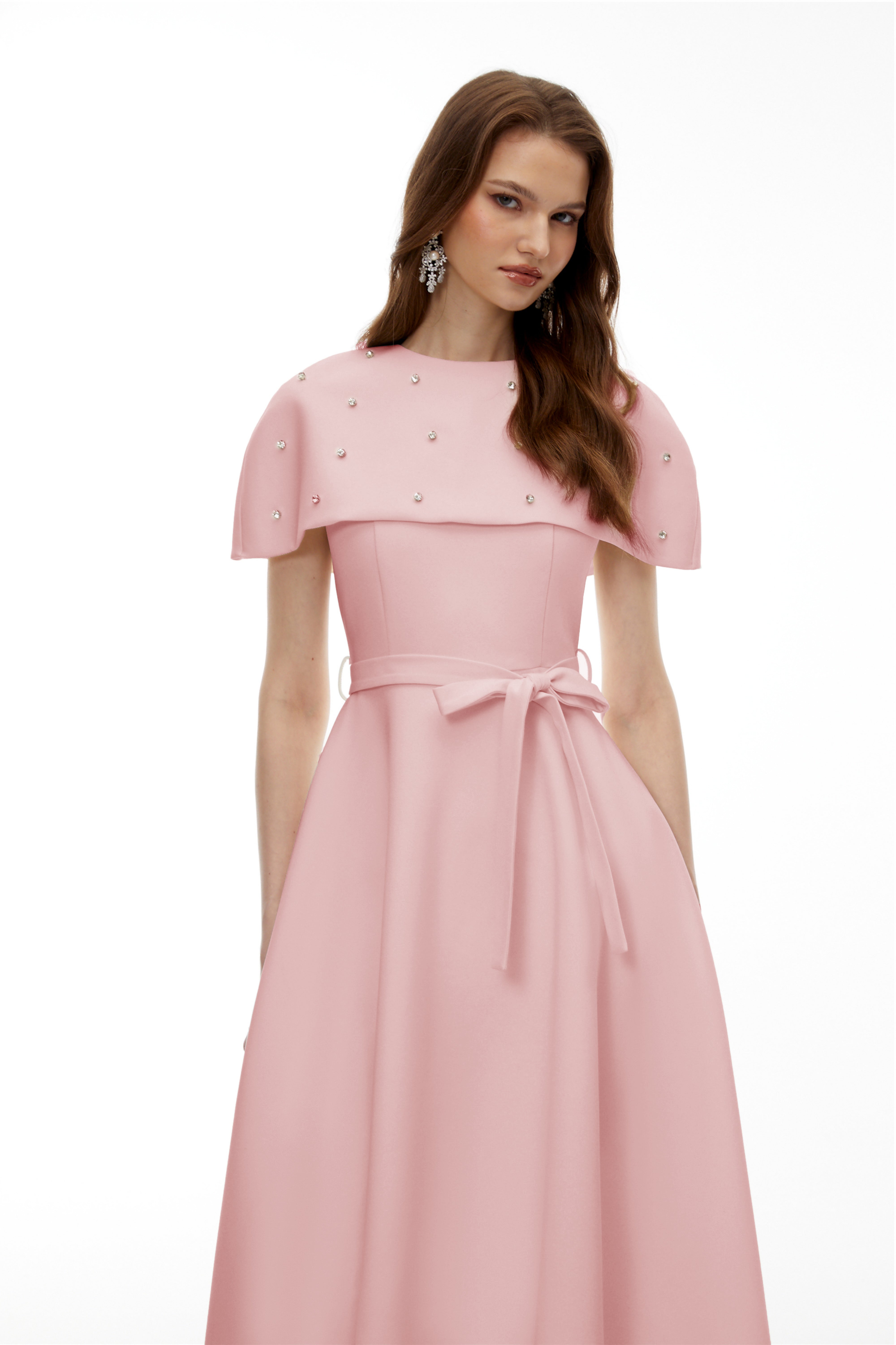 فستان ميدي باللون الوردي الداكن مزين بزخارف مع رداء