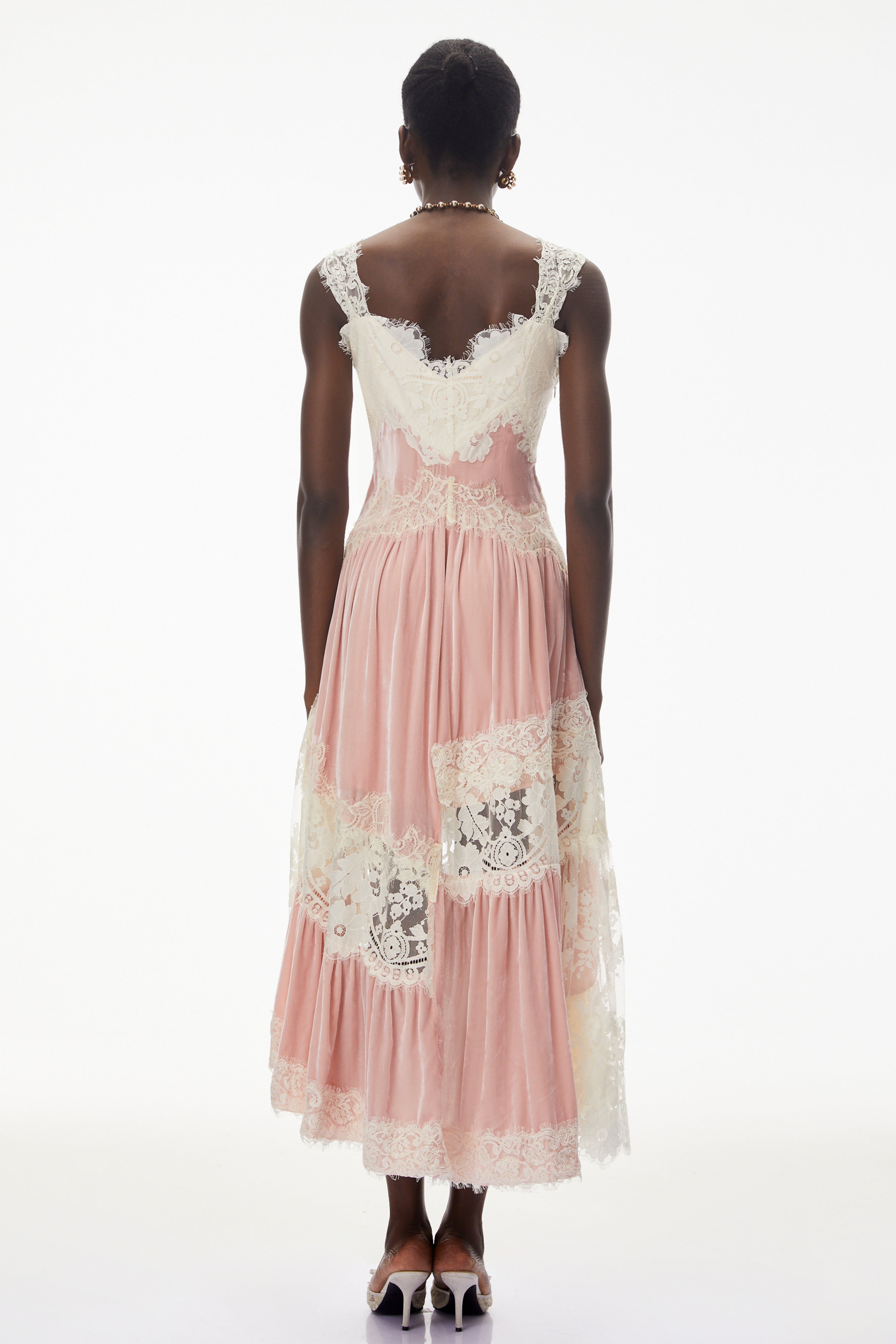فستان ماكسي من "شيرا" باللون الوردي مع أجزاء من الدانتيل