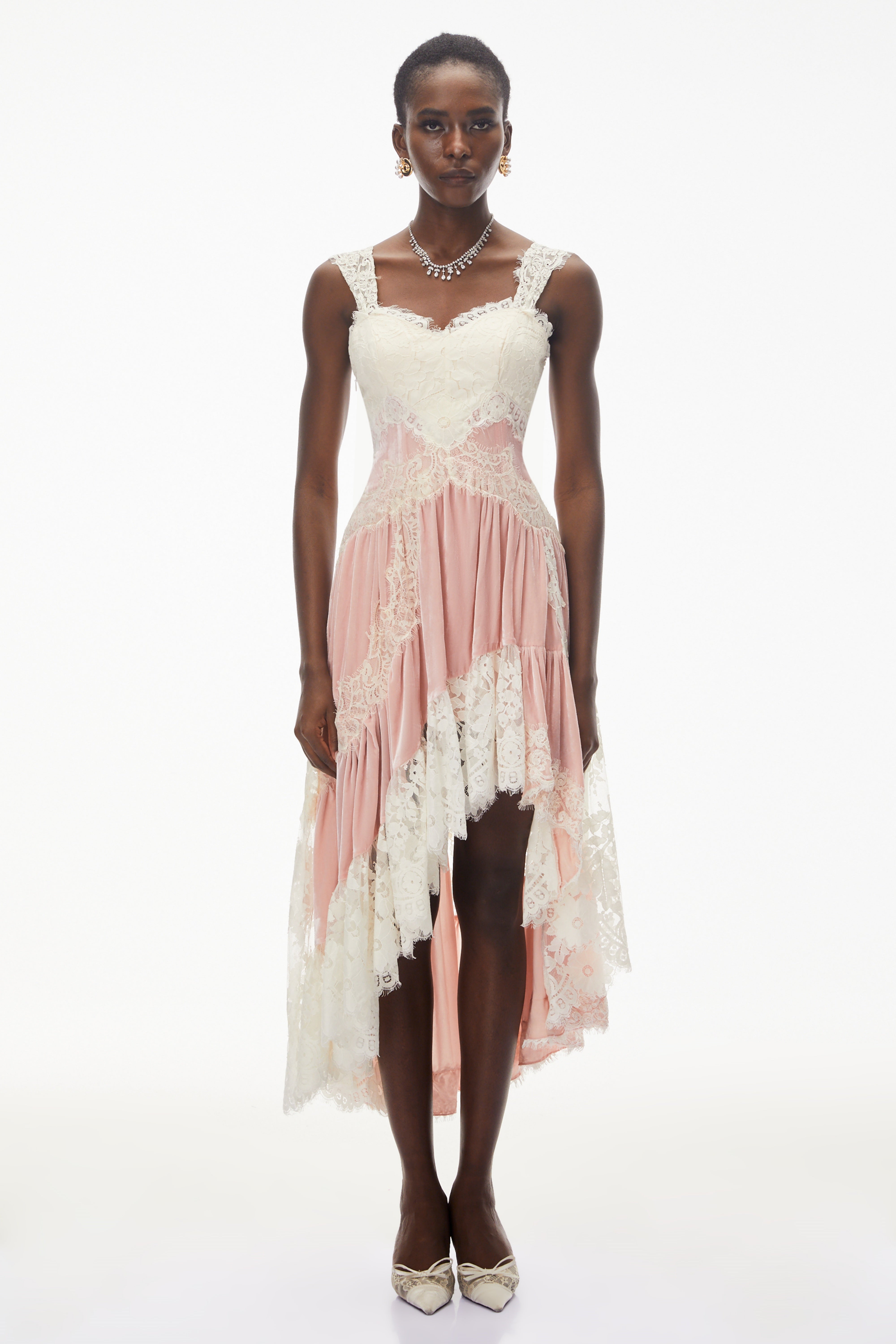 فستان ماكسي من "شيرا" باللون الوردي مع أجزاء من الدانتيل