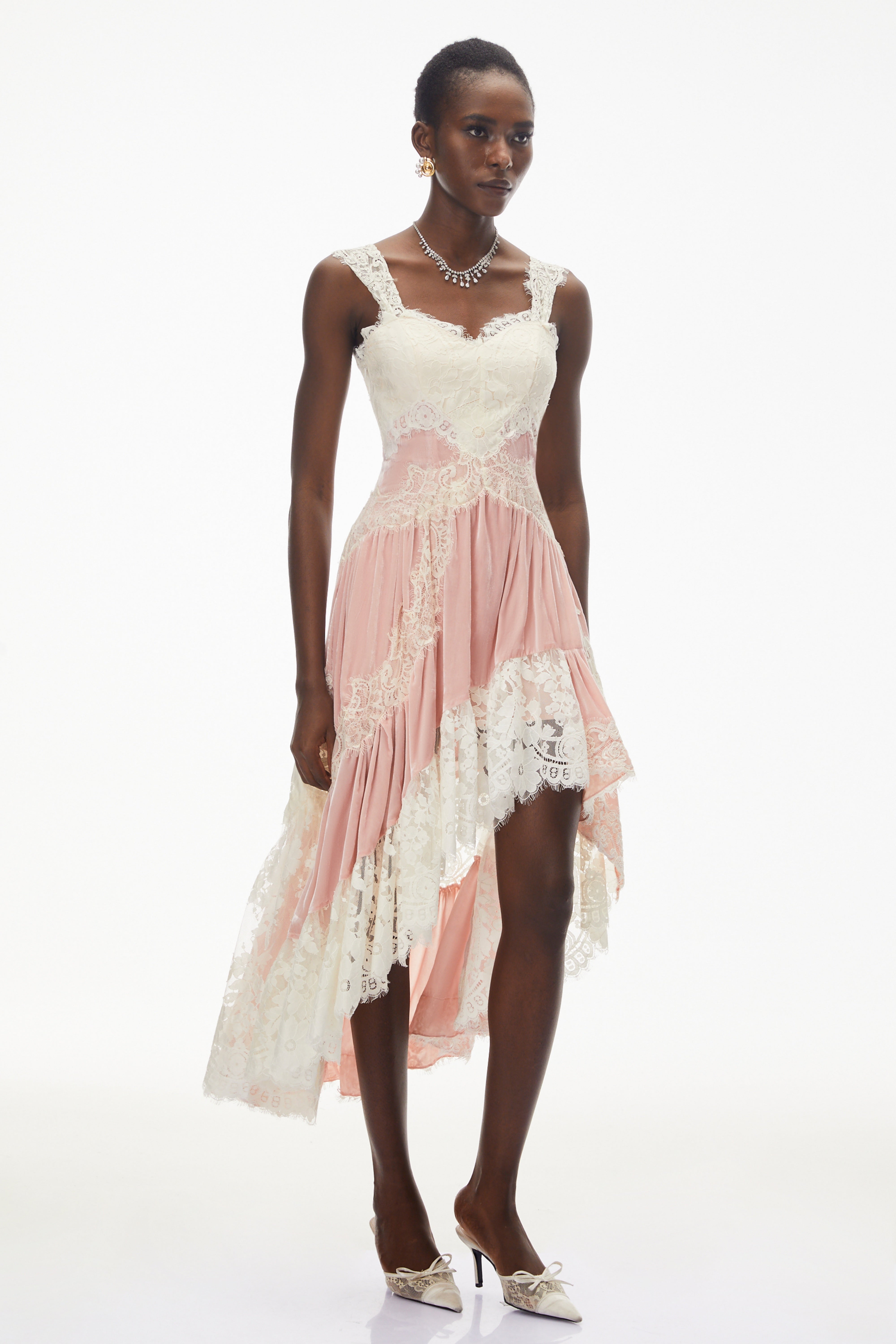 فستان ماكسي من "شيرا" باللون الوردي مع أجزاء من الدانتيل