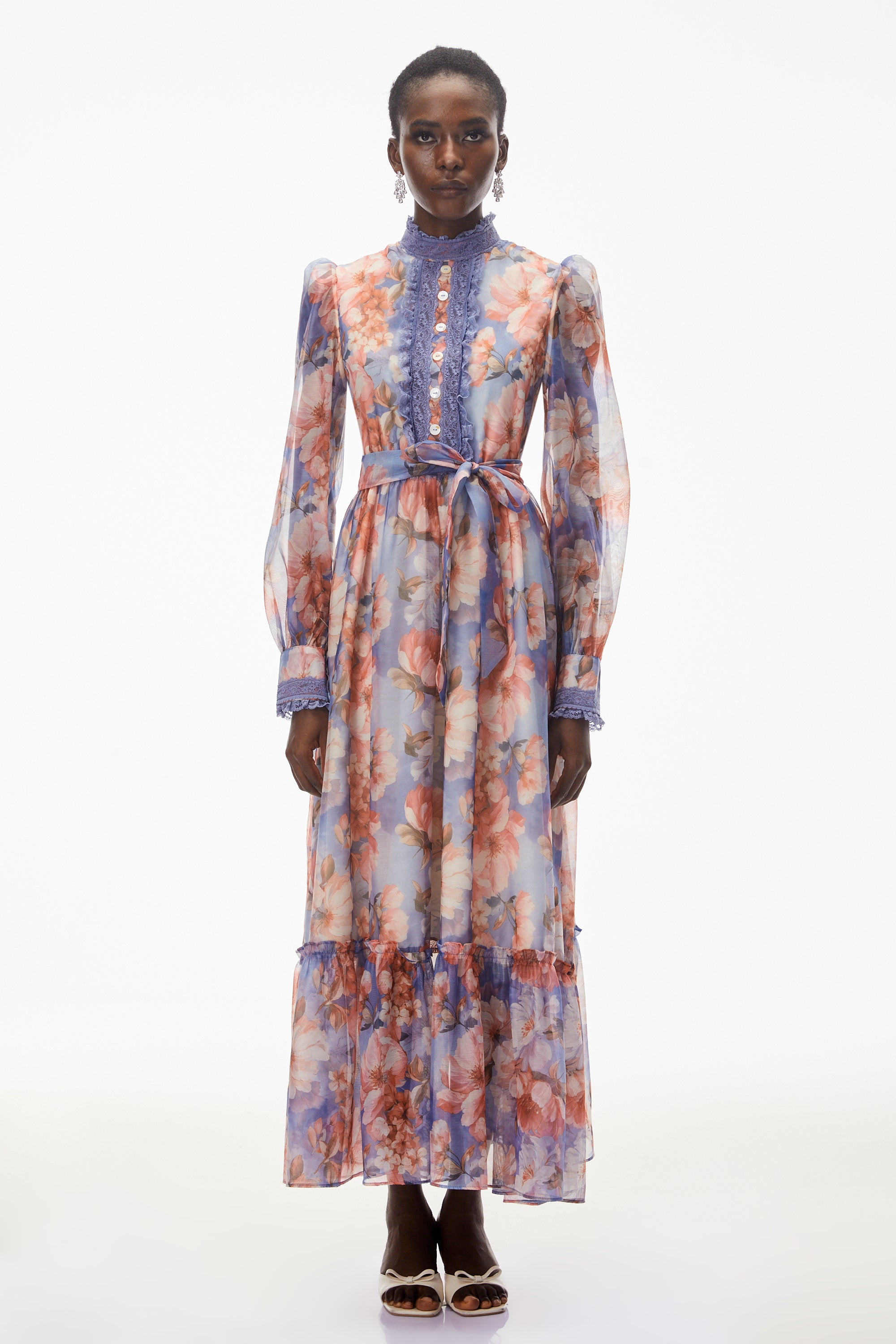 Maxikleid von Sibyl Blue mit Blumenmuster und Spitzenbesatz