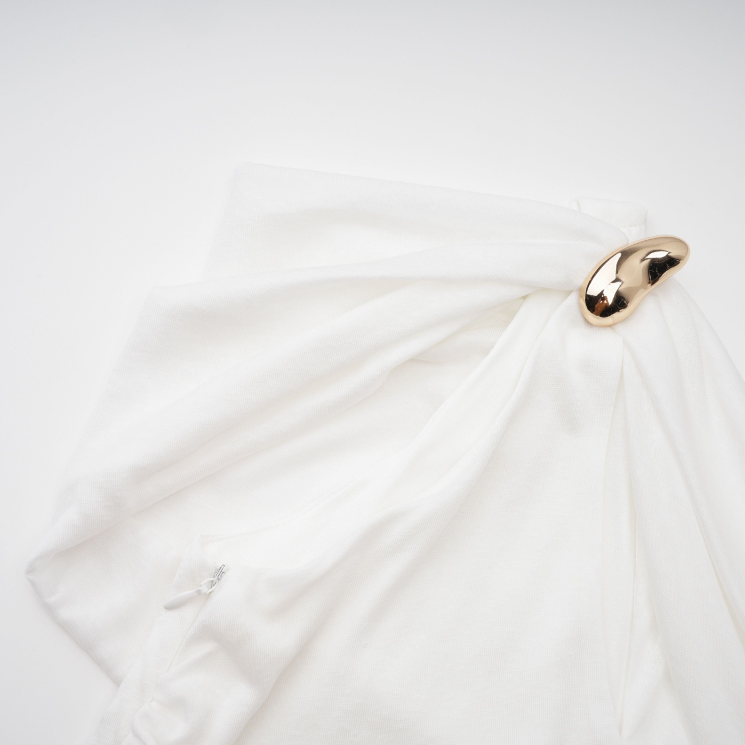 فستان طويل غير متماثل مجمّع من Sigrun White