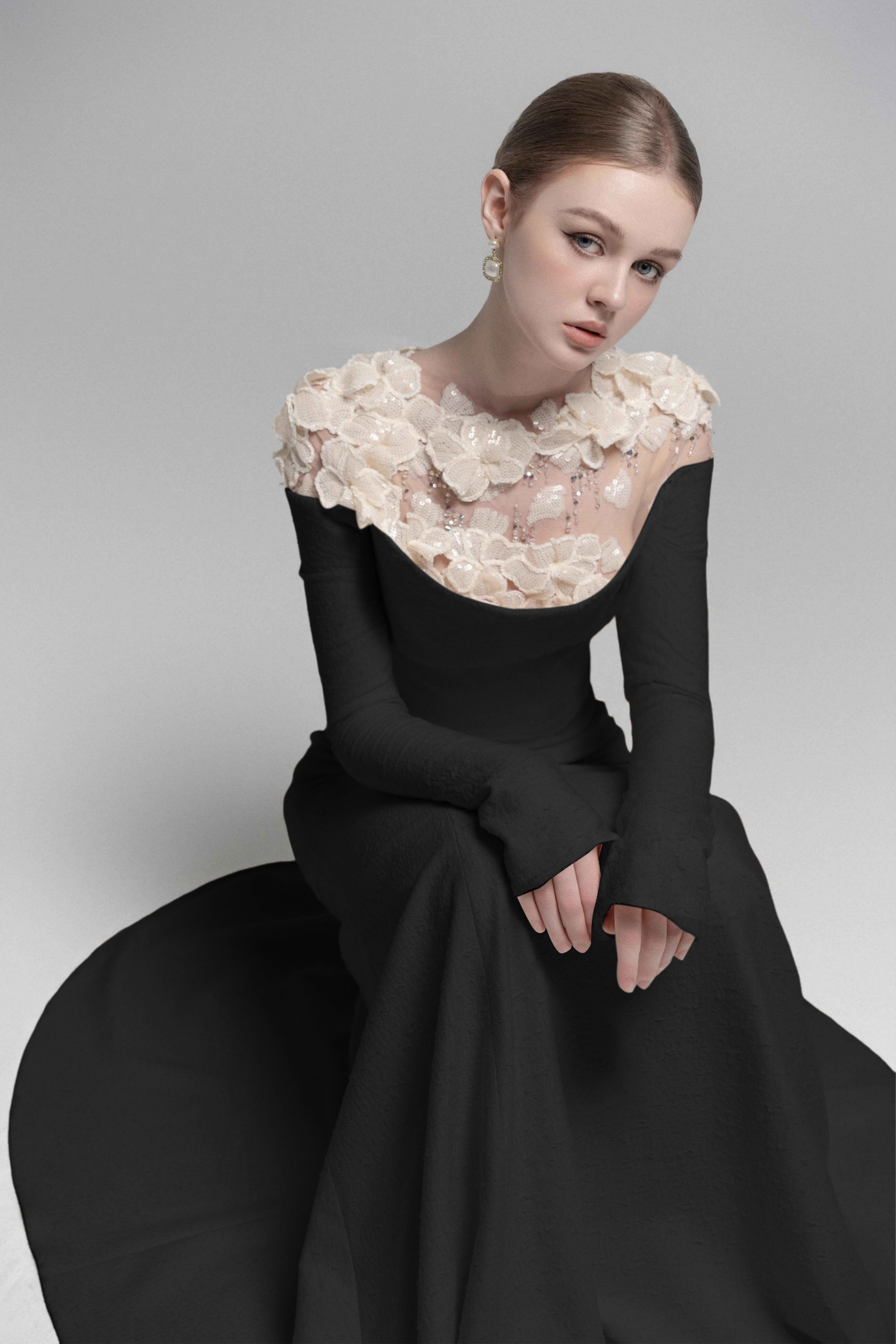 فستان سيلفيا الأسود المزين بزخارف زهرية وذو أكتاف مكشوفة