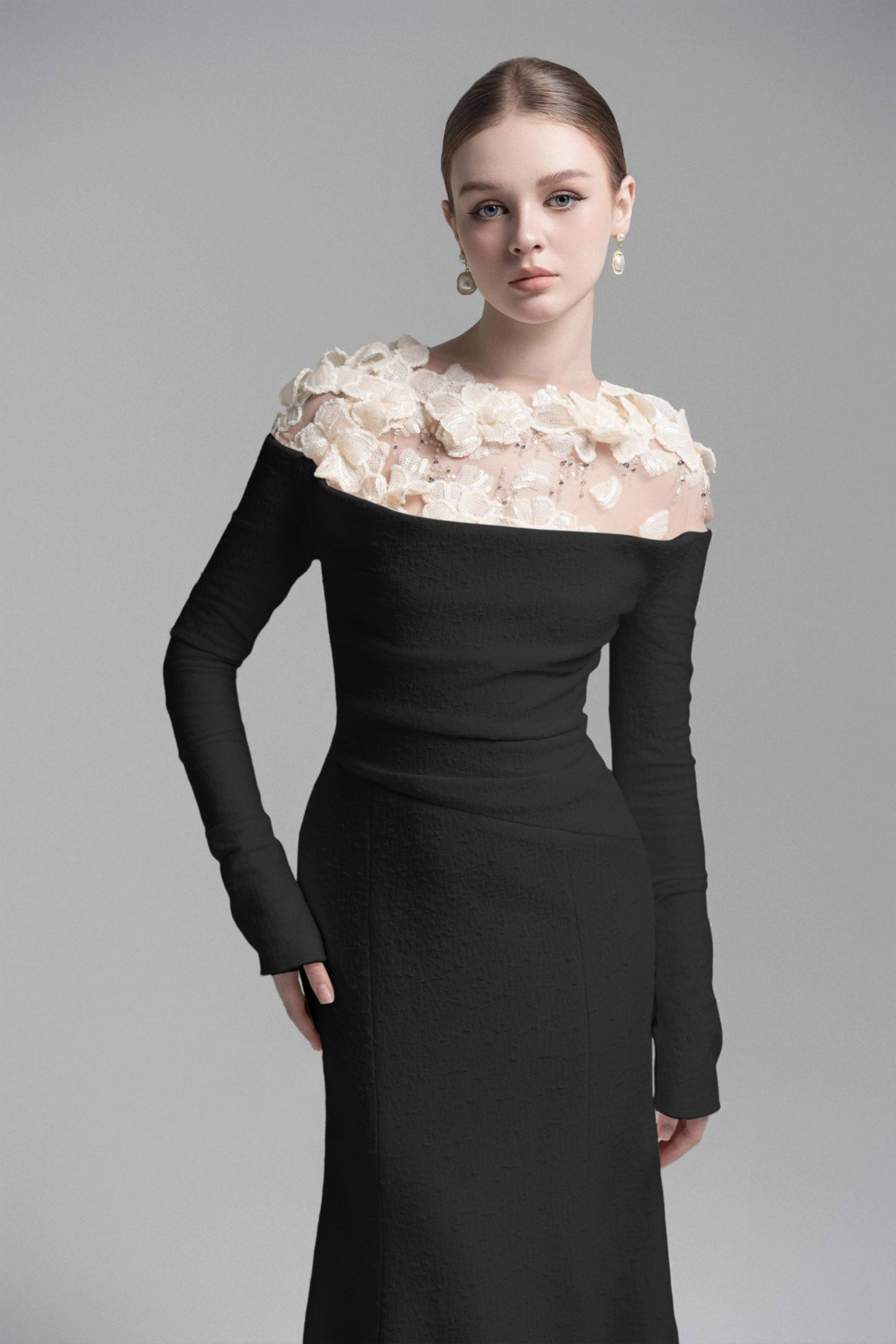 فستان سيلفيا الأسود المزين بزخارف زهرية وذو أكتاف مكشوفة