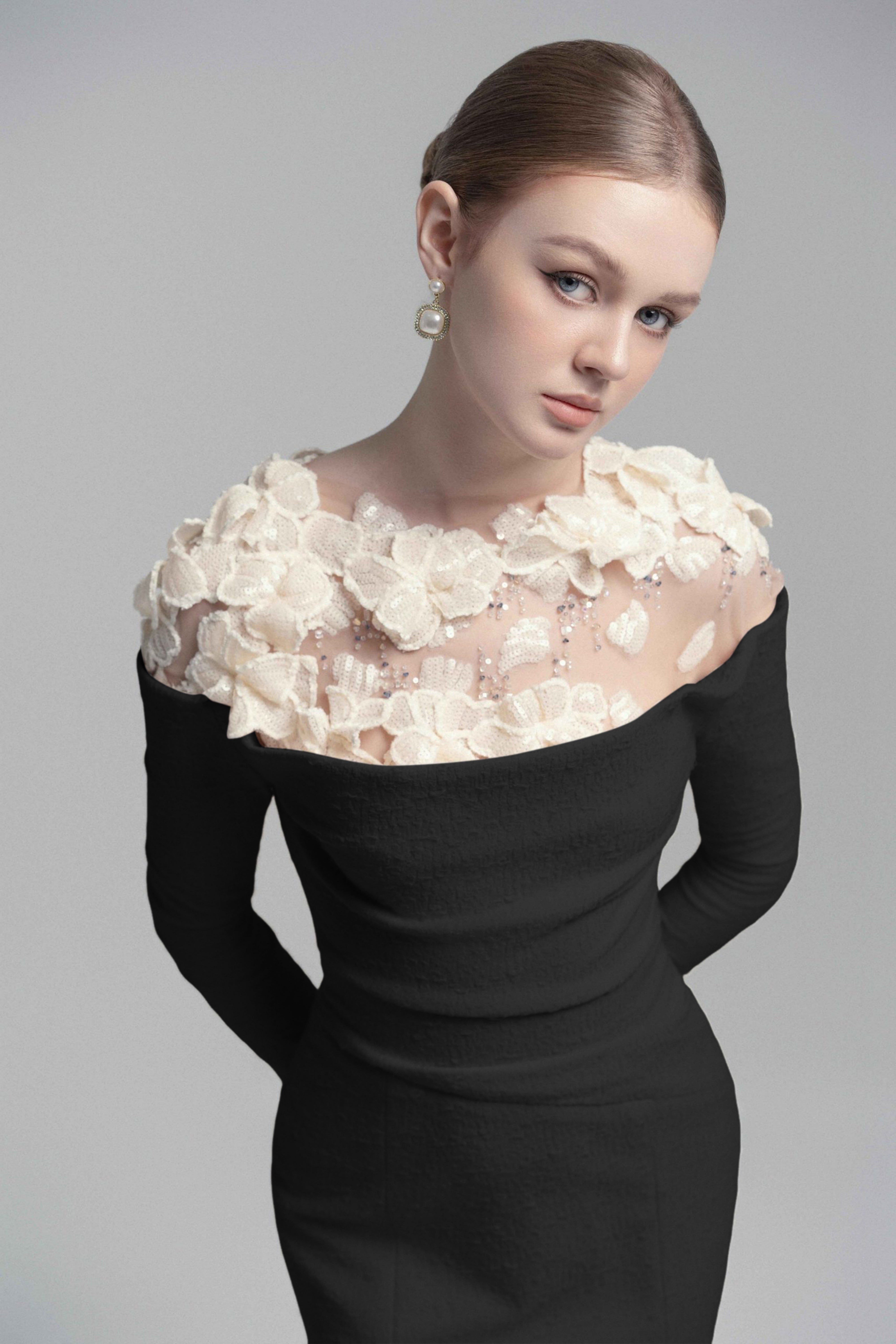 فستان سيلفيا الأسود المزين بزخارف زهرية وذو أكتاف مكشوفة