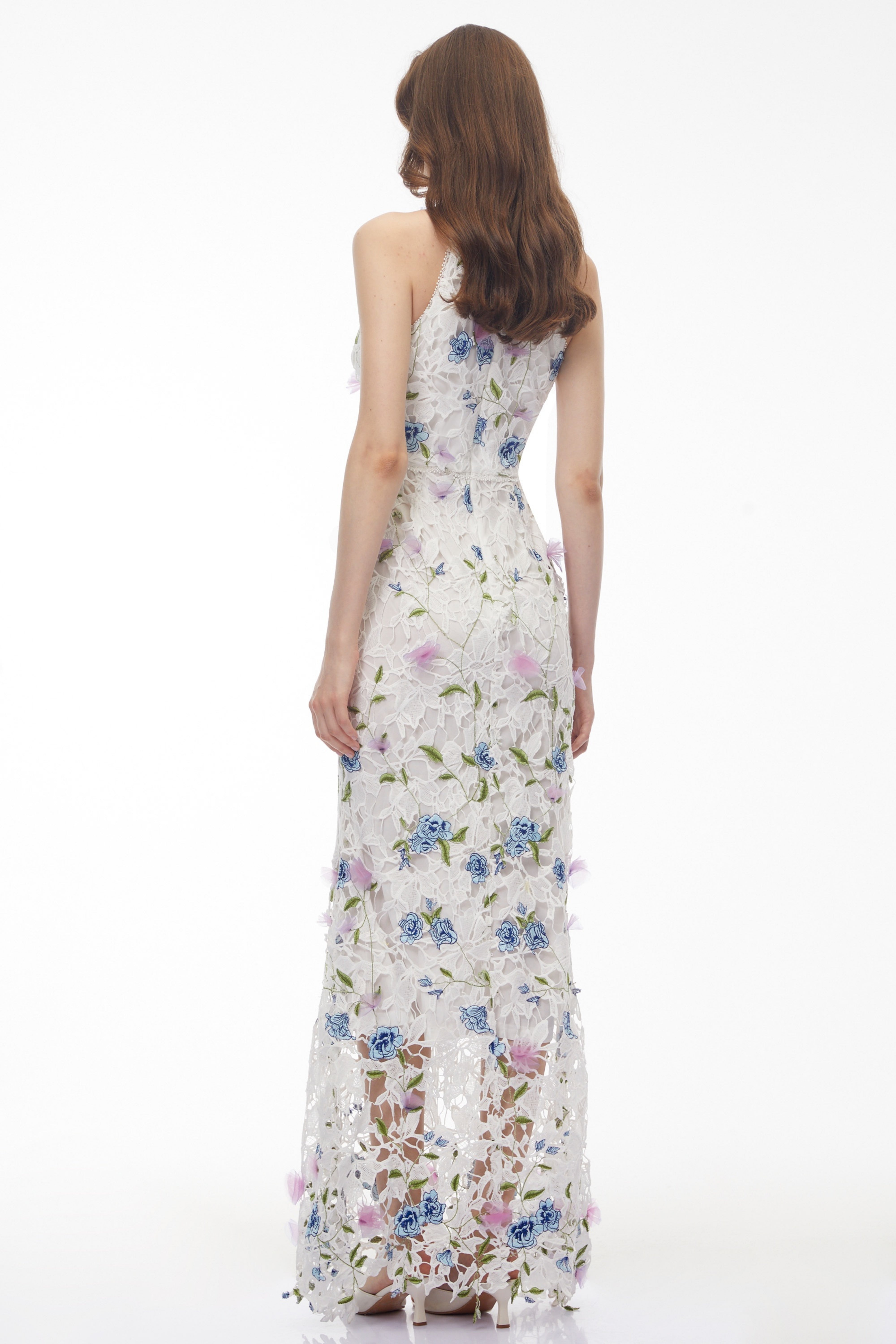 فستان ماكسي من Simcha مزين بزخارف زهرية بيضاء