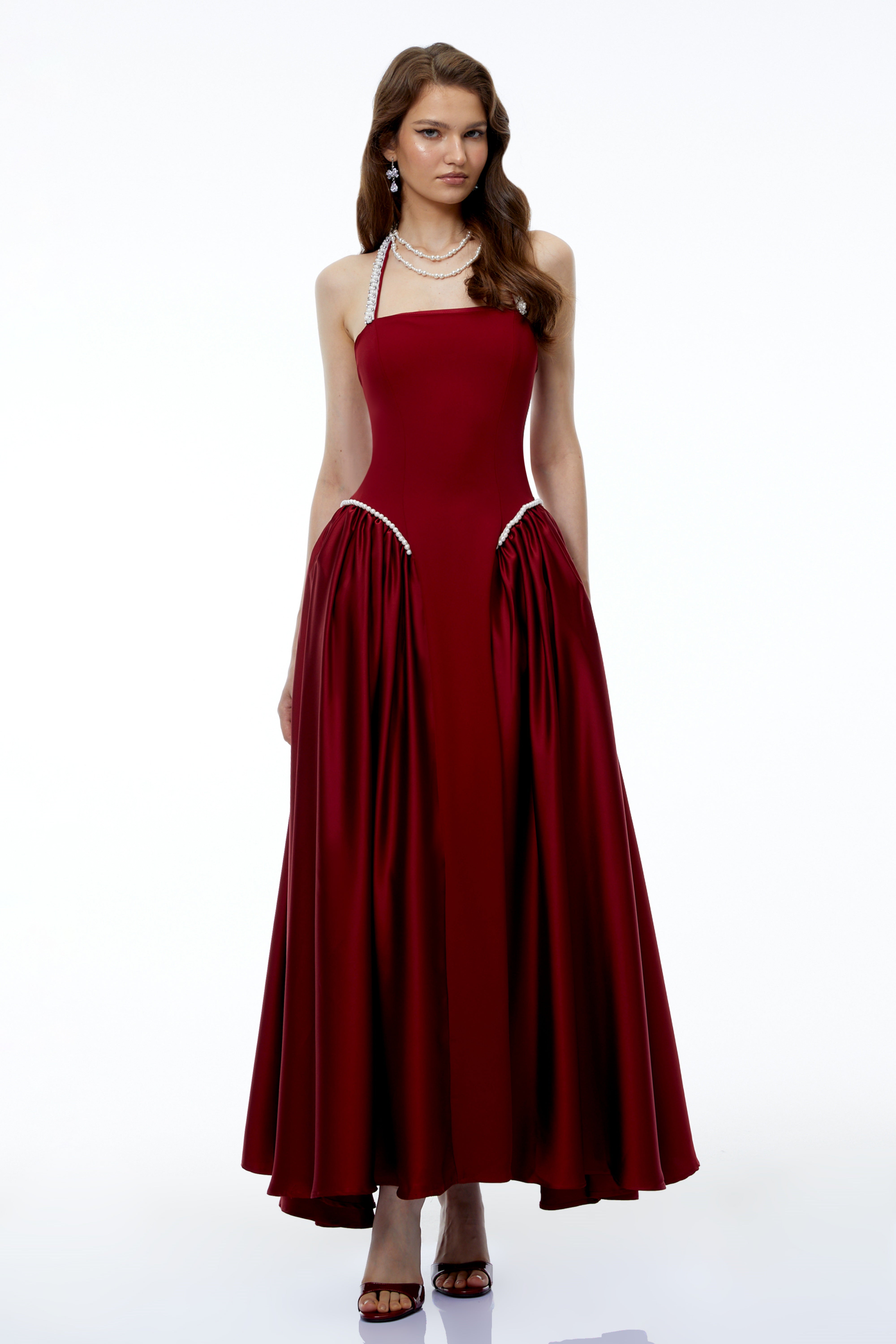 Robe longue à dos nu Siobhan rouge avec bordure en perles