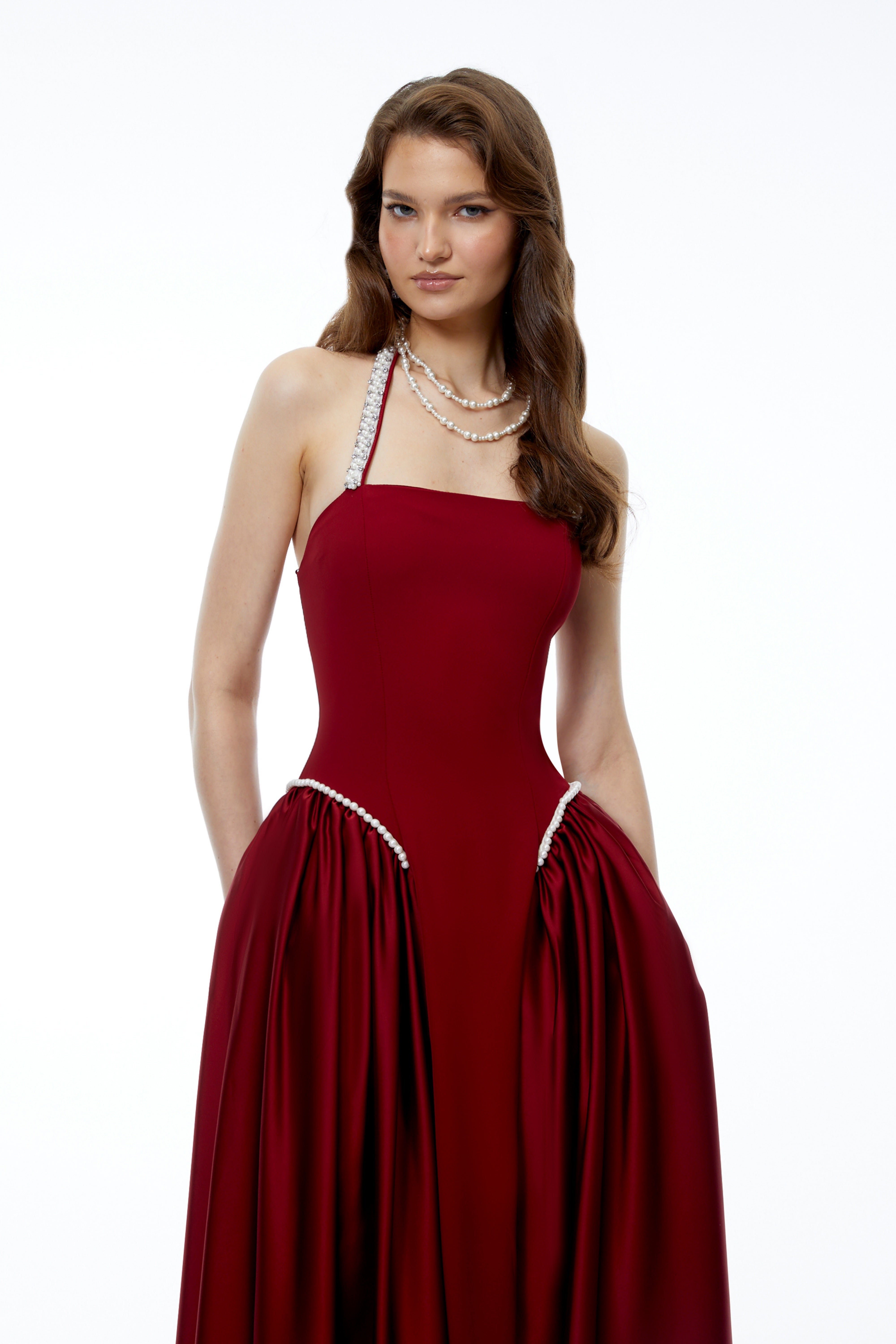 Robe longue à dos nu Siobhan rouge avec bordure en perles