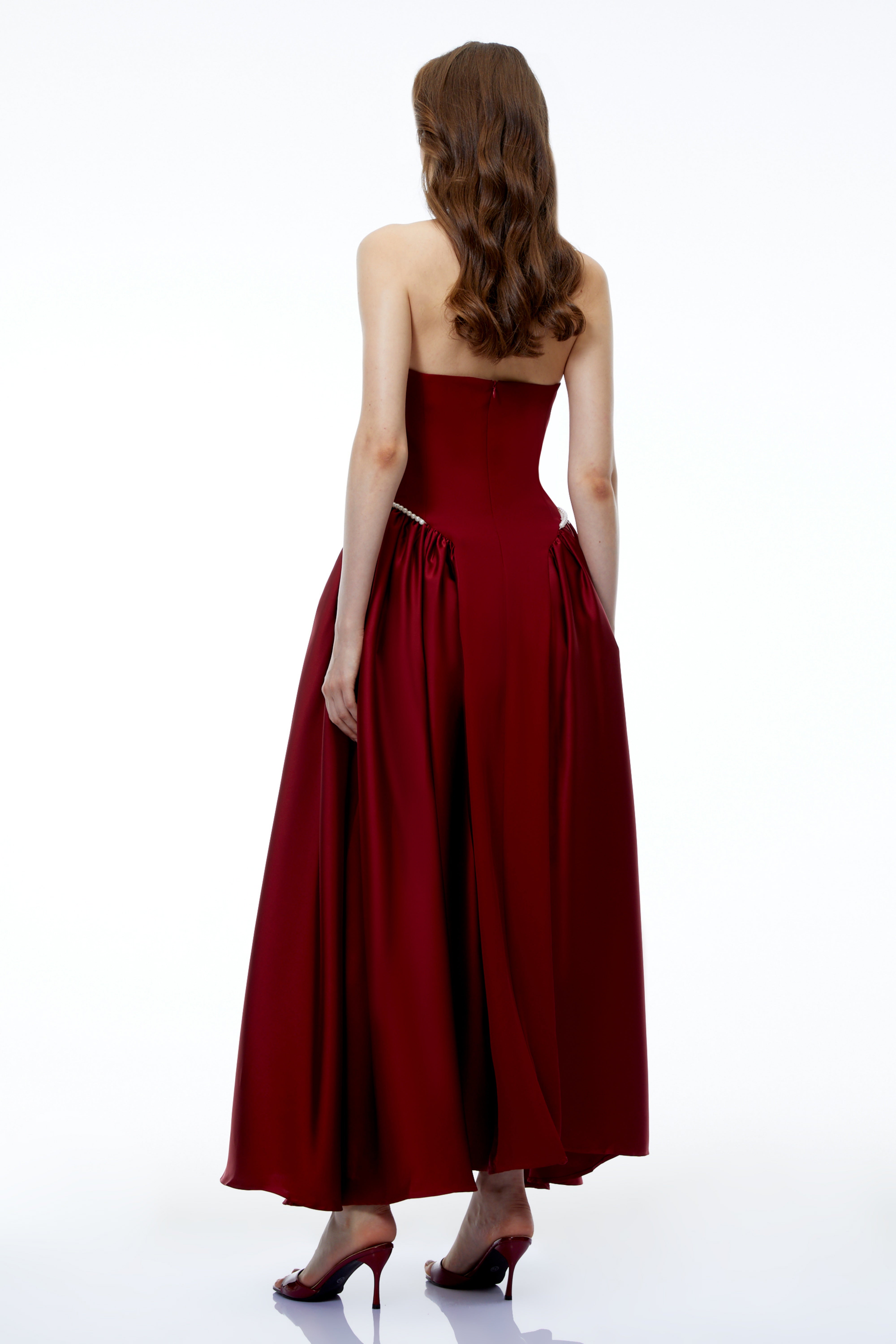Robe longue à dos nu Siobhan rouge avec bordure en perles