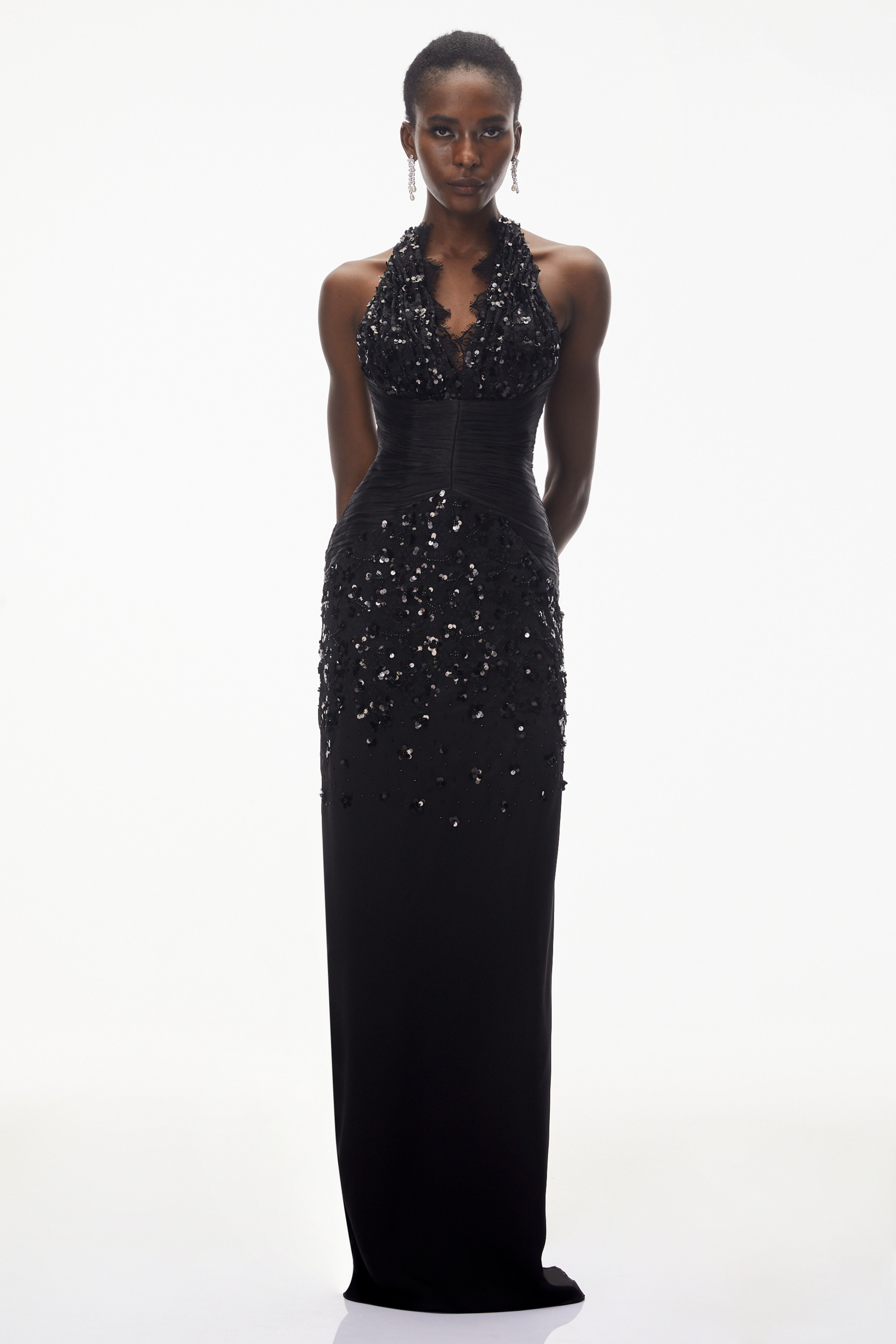 Robe dos nu noire à paillettes, bordée de dentelle