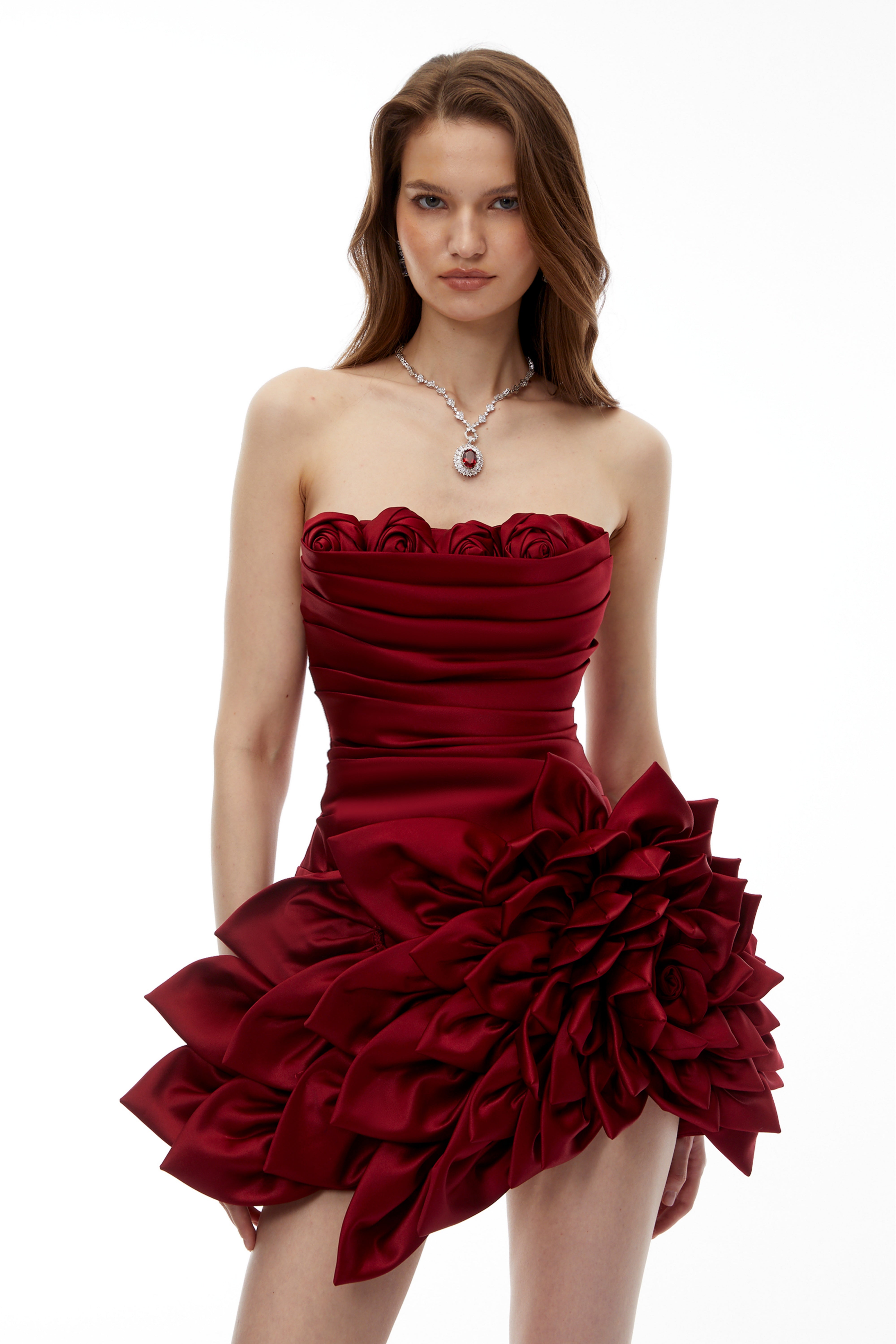 Mini-robe rouge Snizhana à pétales en 3D