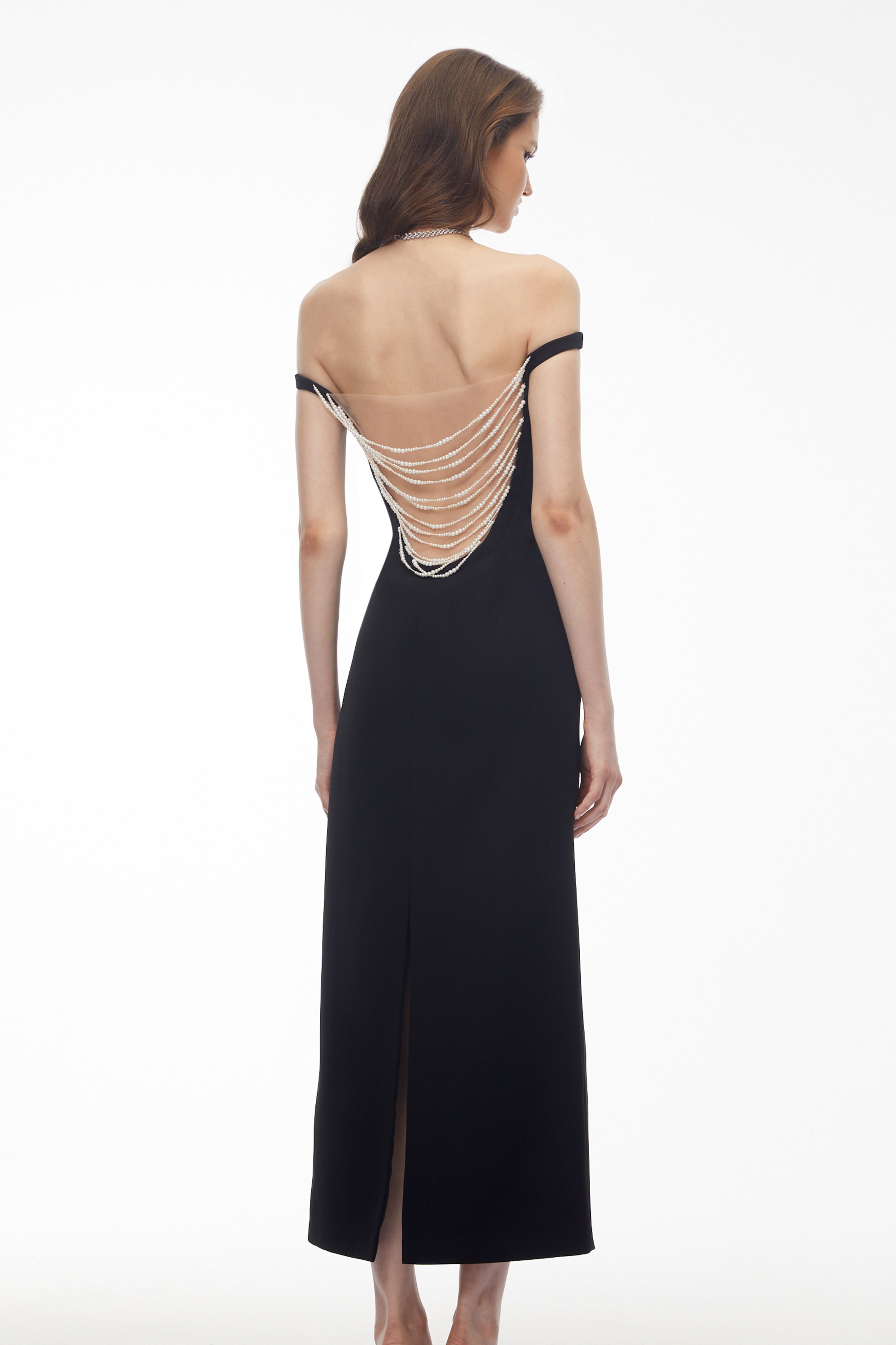Robe longue Sofia noire à épaules dénudées et dos nu, avec chaîne de perles