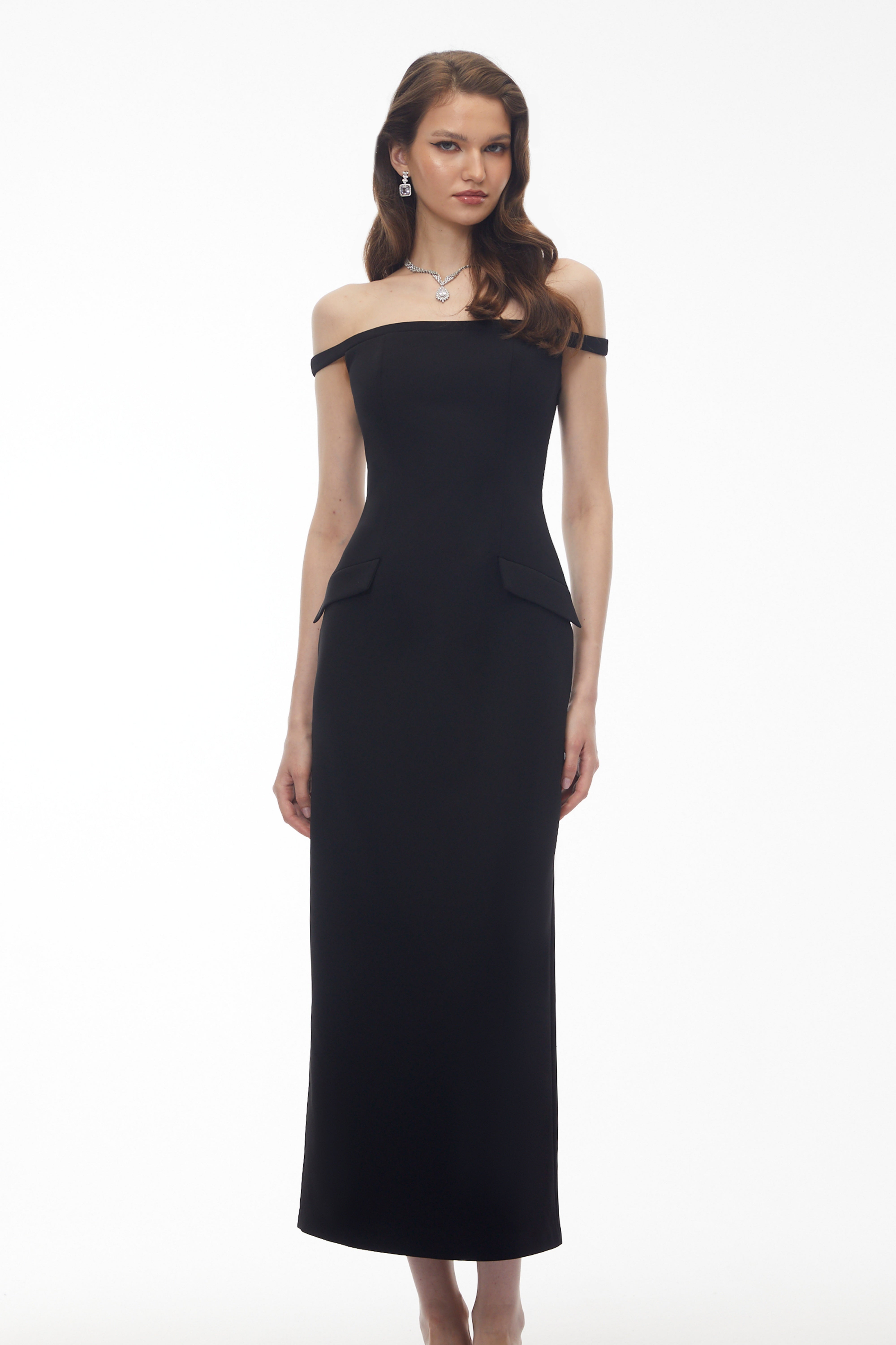 Robe longue Sofia noire à épaules dénudées et dos nu, avec chaîne de perles