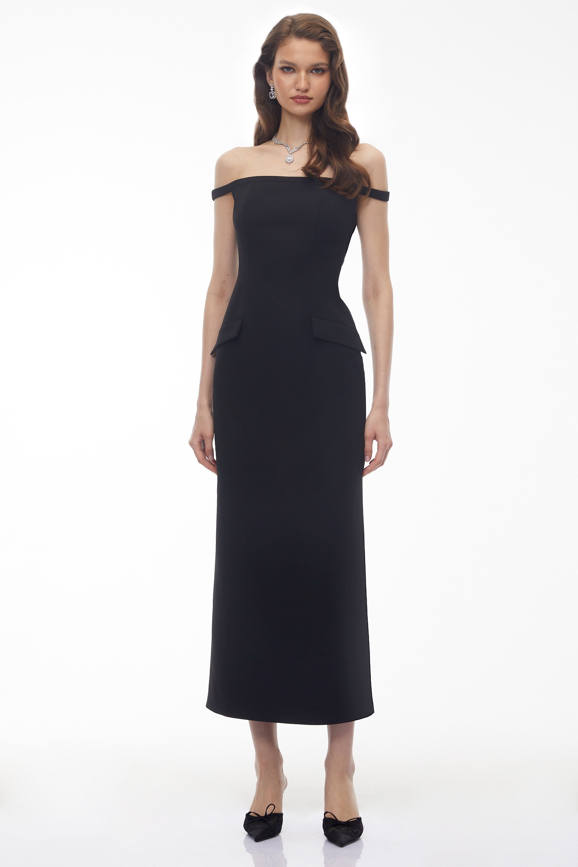 Robe longue Sofia noire à épaules dénudées et dos nu, avec chaîne de perles