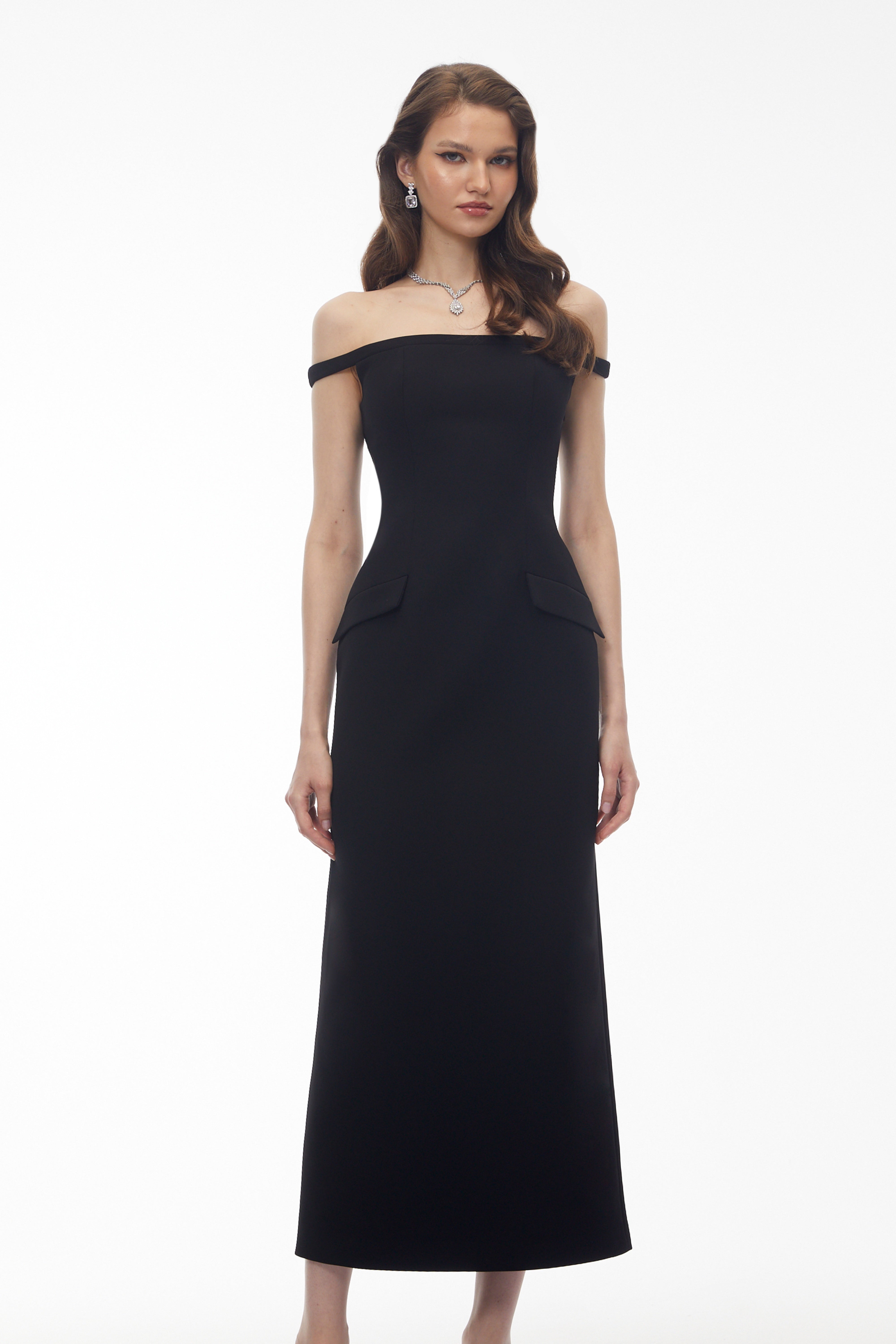 Robe longue Sofia noire à épaules dénudées et dos nu, avec chaîne de perles