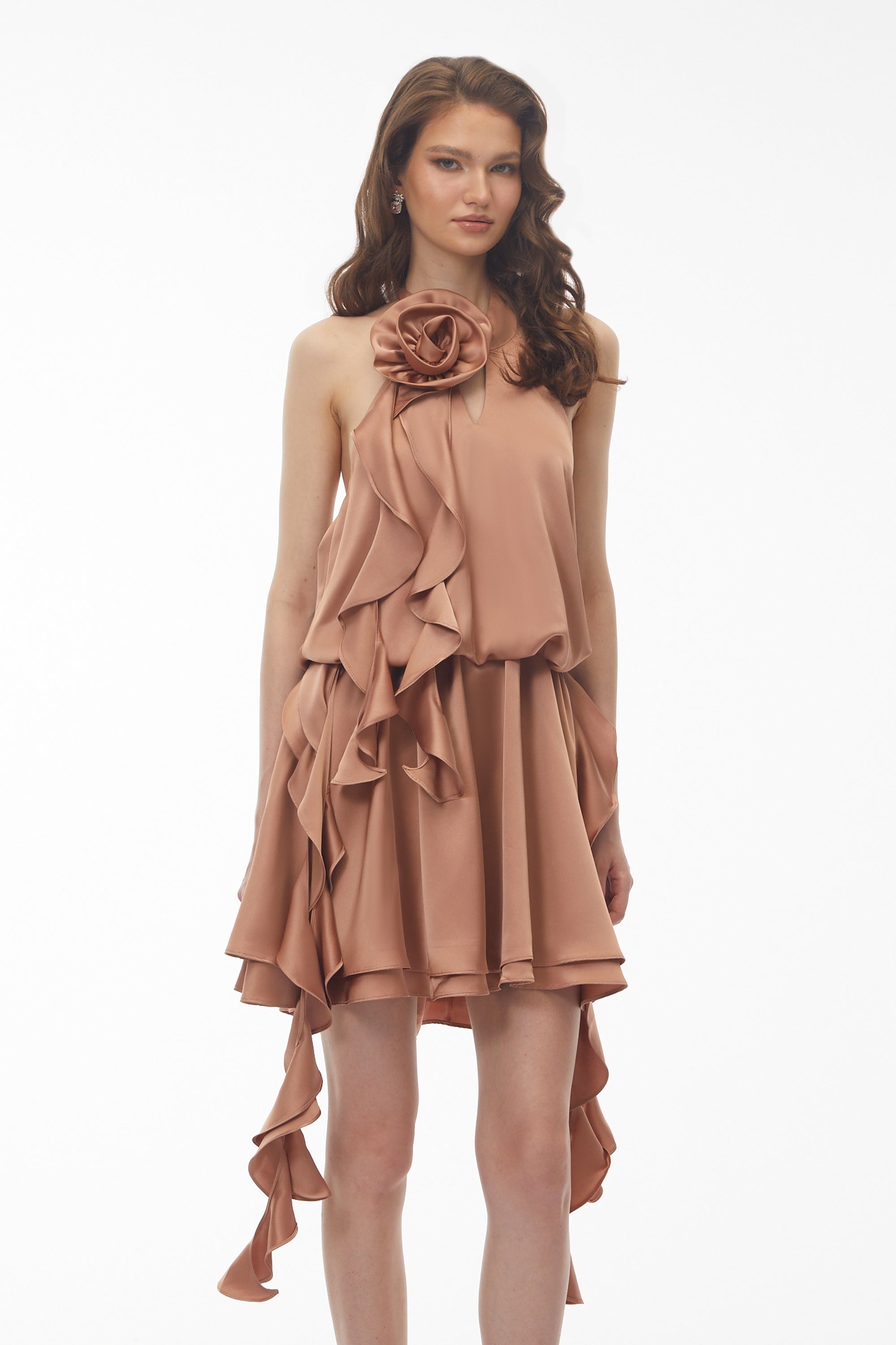 Mini-robe Solange couleur camel, à dos nu et froncée, ornée de fleurs en 3D