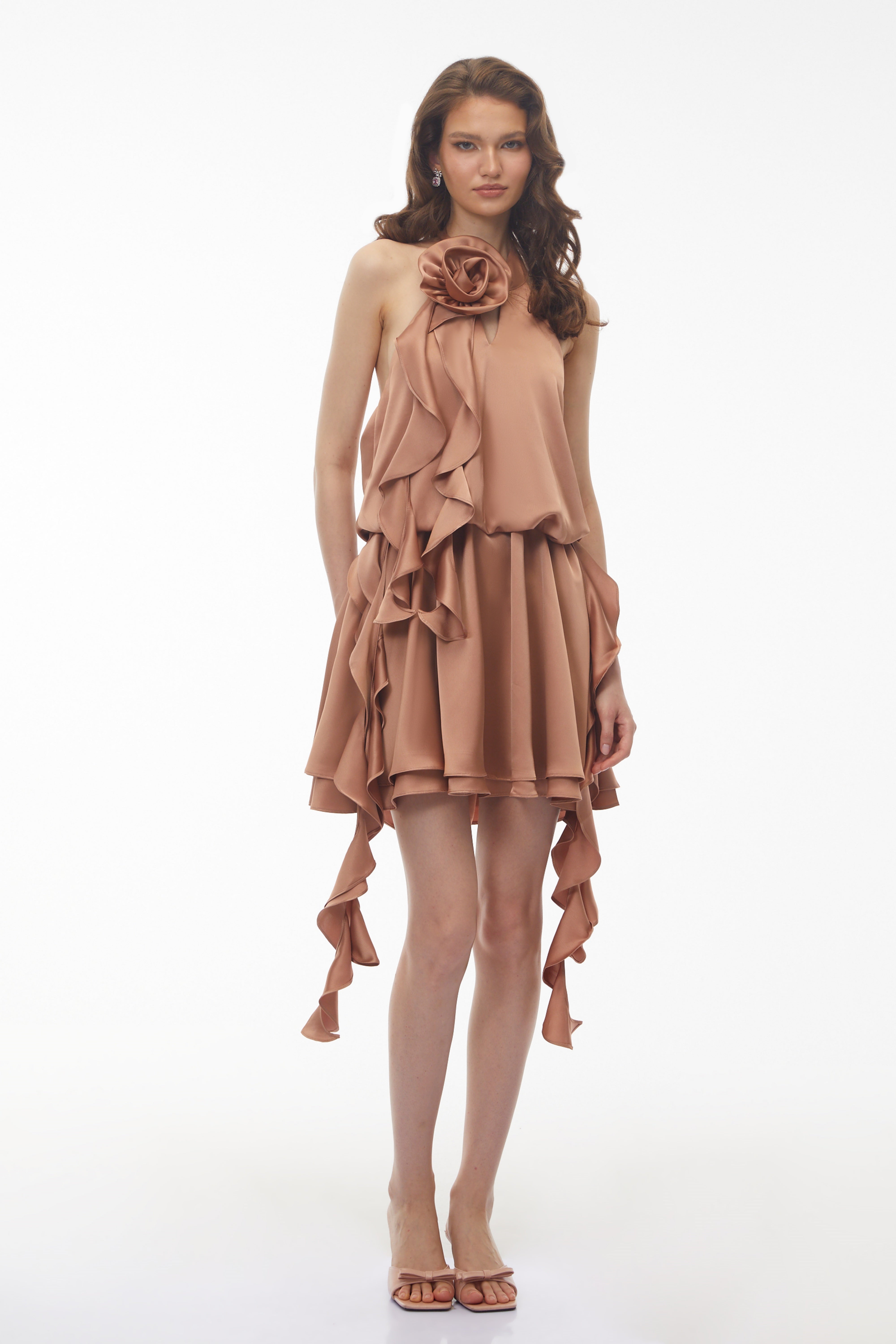 Mini-robe Solange couleur camel, à dos nu et froncée, ornée de fleurs en 3D