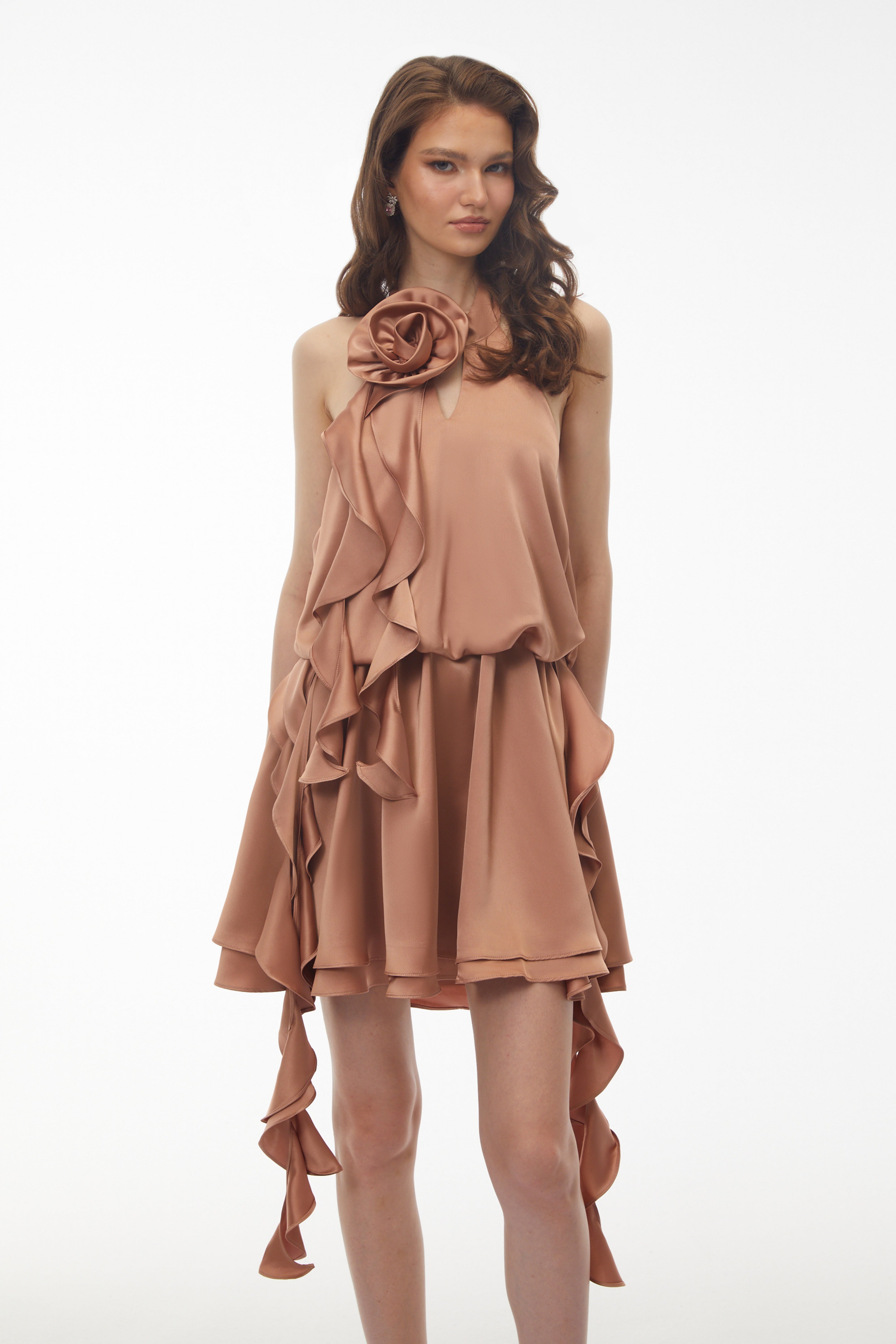 Mini-robe Solange couleur camel, à dos nu et froncée, ornée de fleurs en 3D
