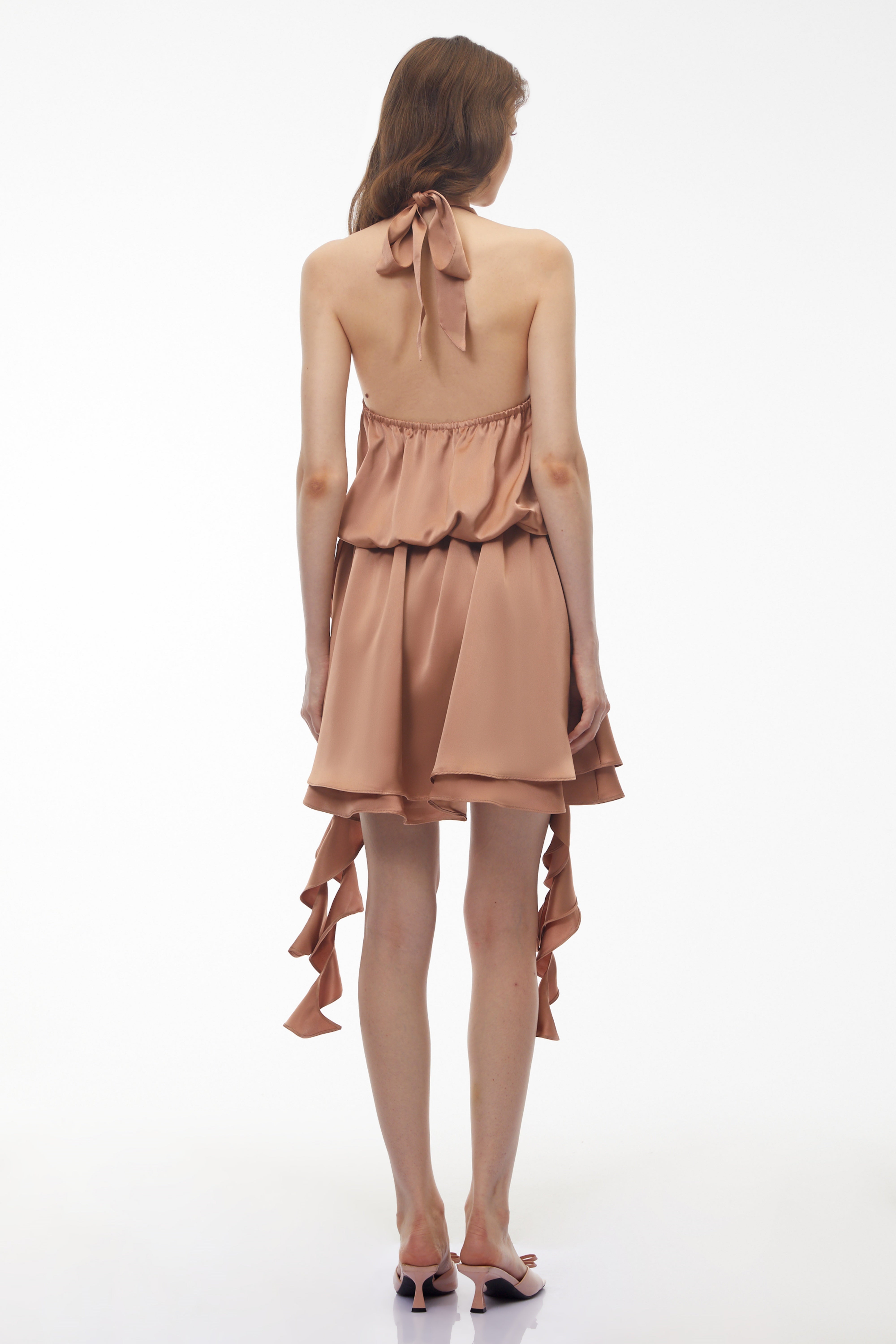 Mini-robe Solange couleur camel, à dos nu et froncée, ornée de fleurs en 3D