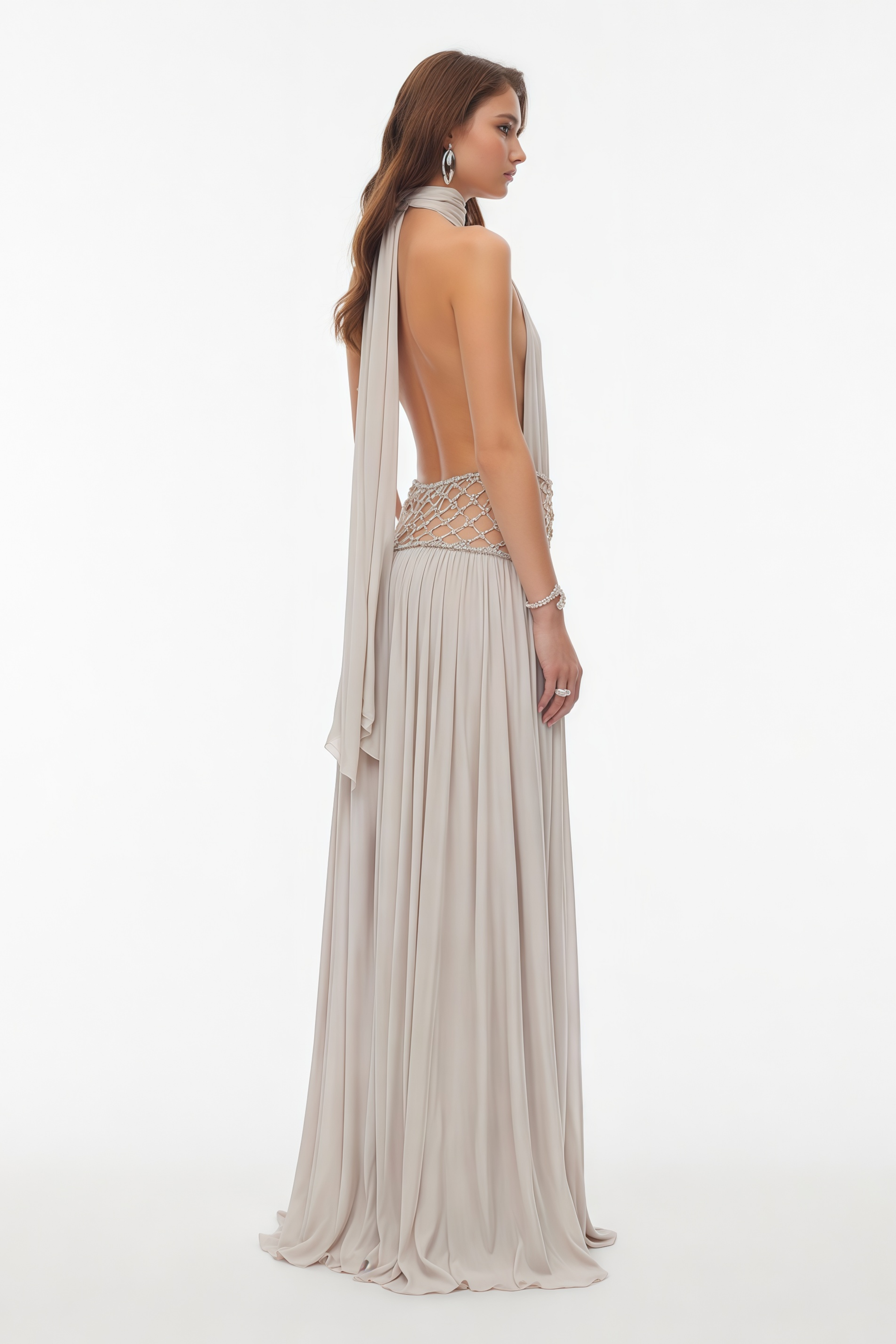 فستان ماكسي من صوفي باللون الرمادي الفاتح مزين بزخارف وكشكشة