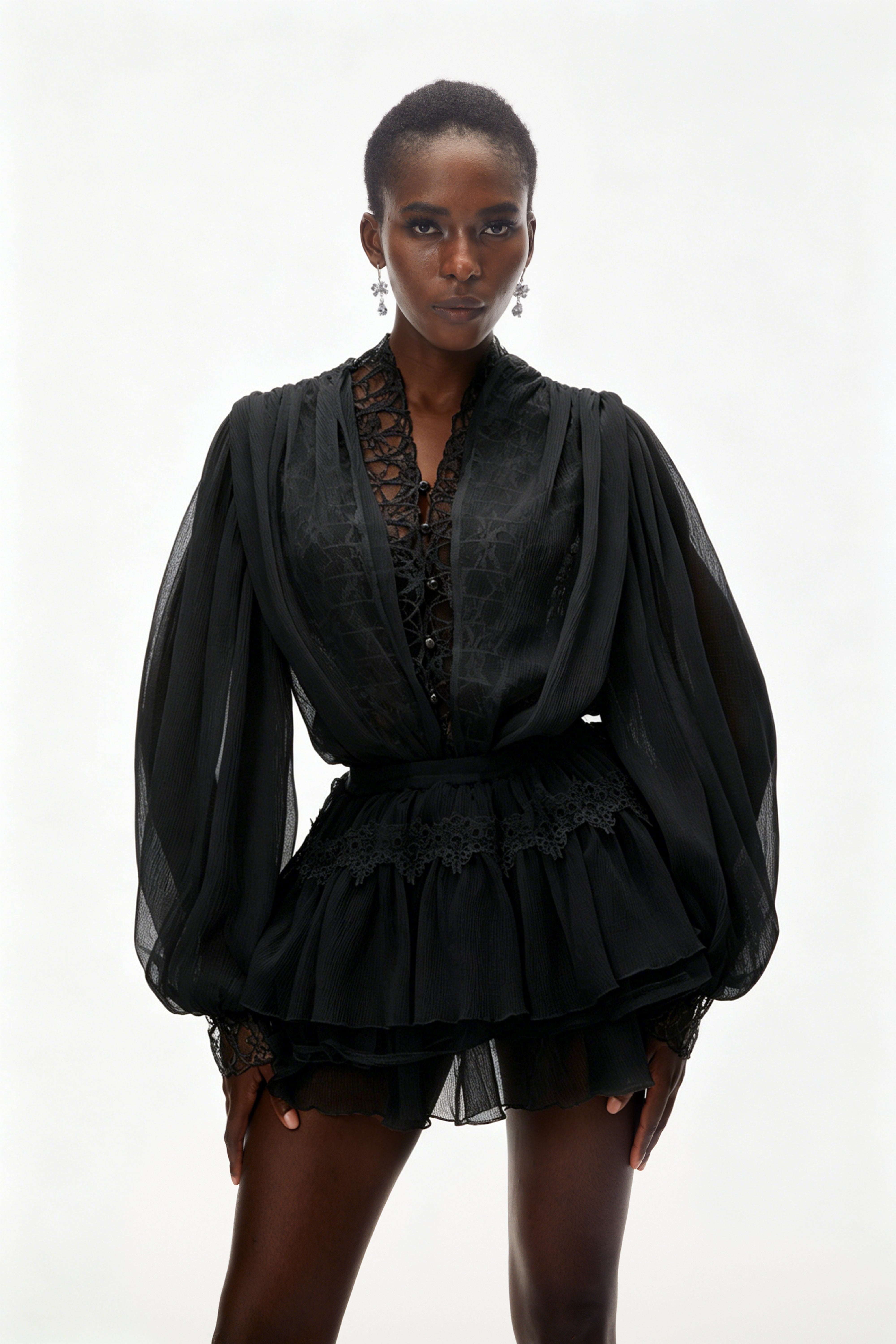 Ensemble composé d'un chemisier noir à bordures en dentelle et d'une jupe à volants
