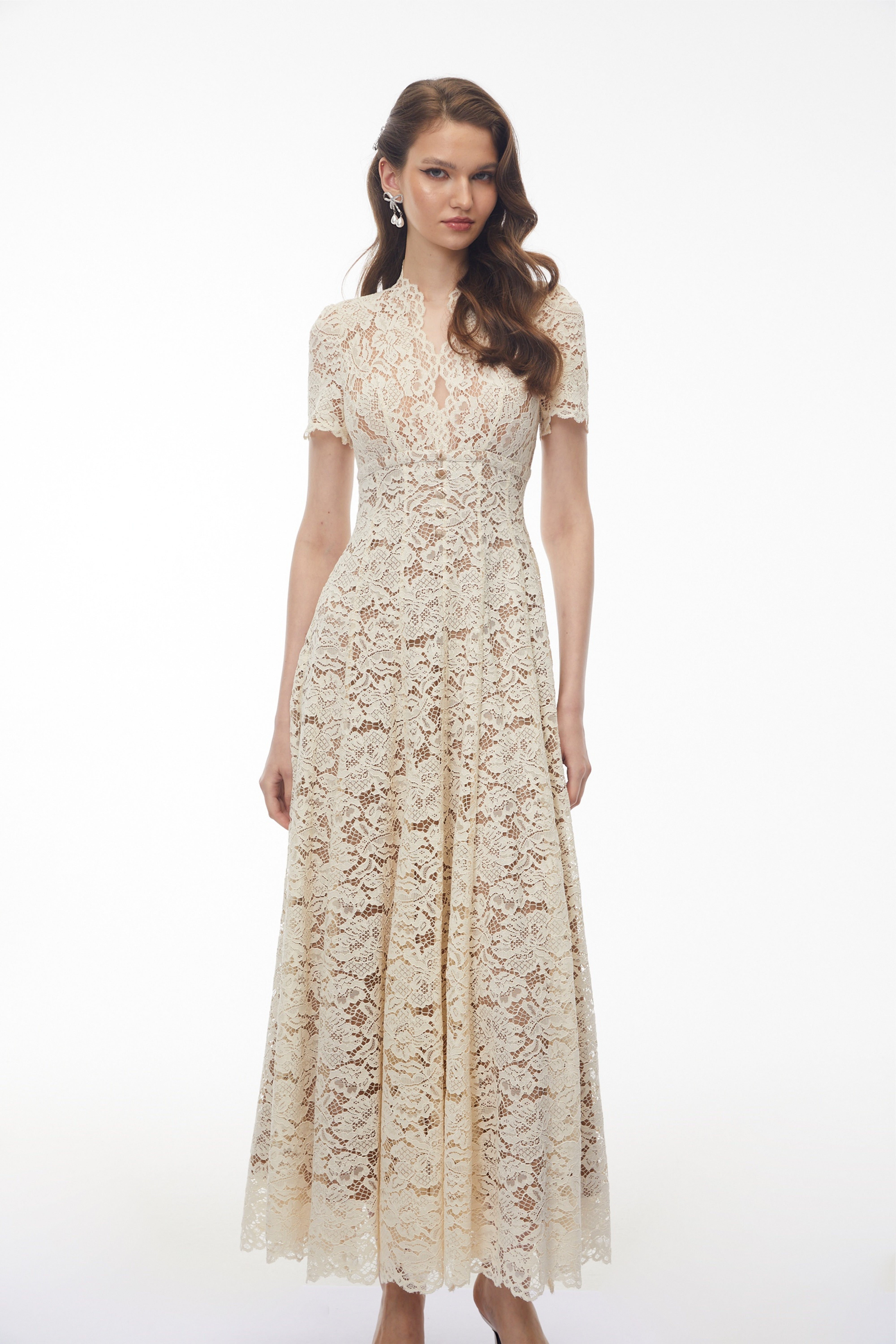 Sophie – cremefarbenes Maxikleid mit tiefem Ausschnitt und Blumenmuster aus Spitze