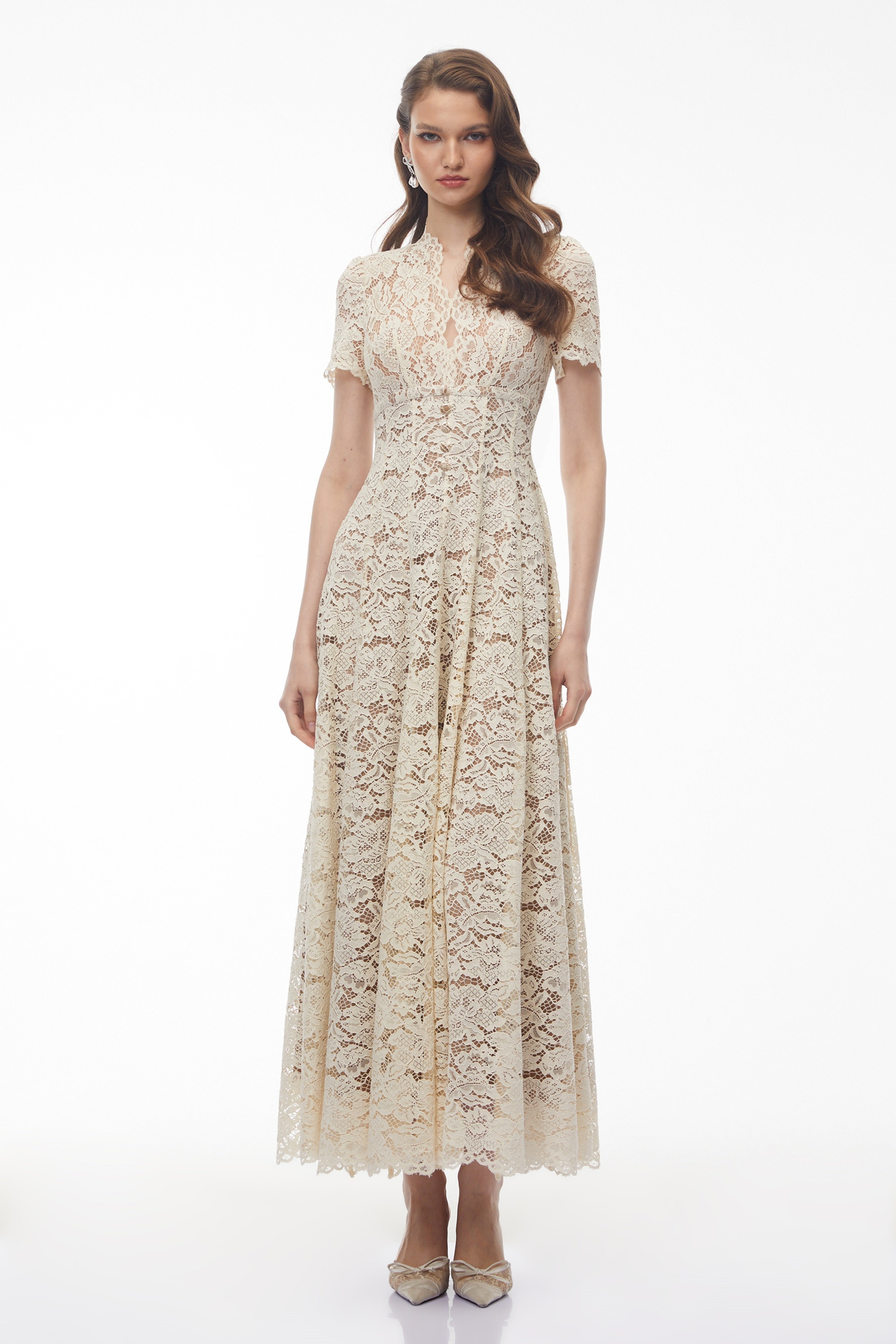 Sophie – cremefarbenes Maxikleid mit tiefem Ausschnitt und Blumenmuster aus Spitze