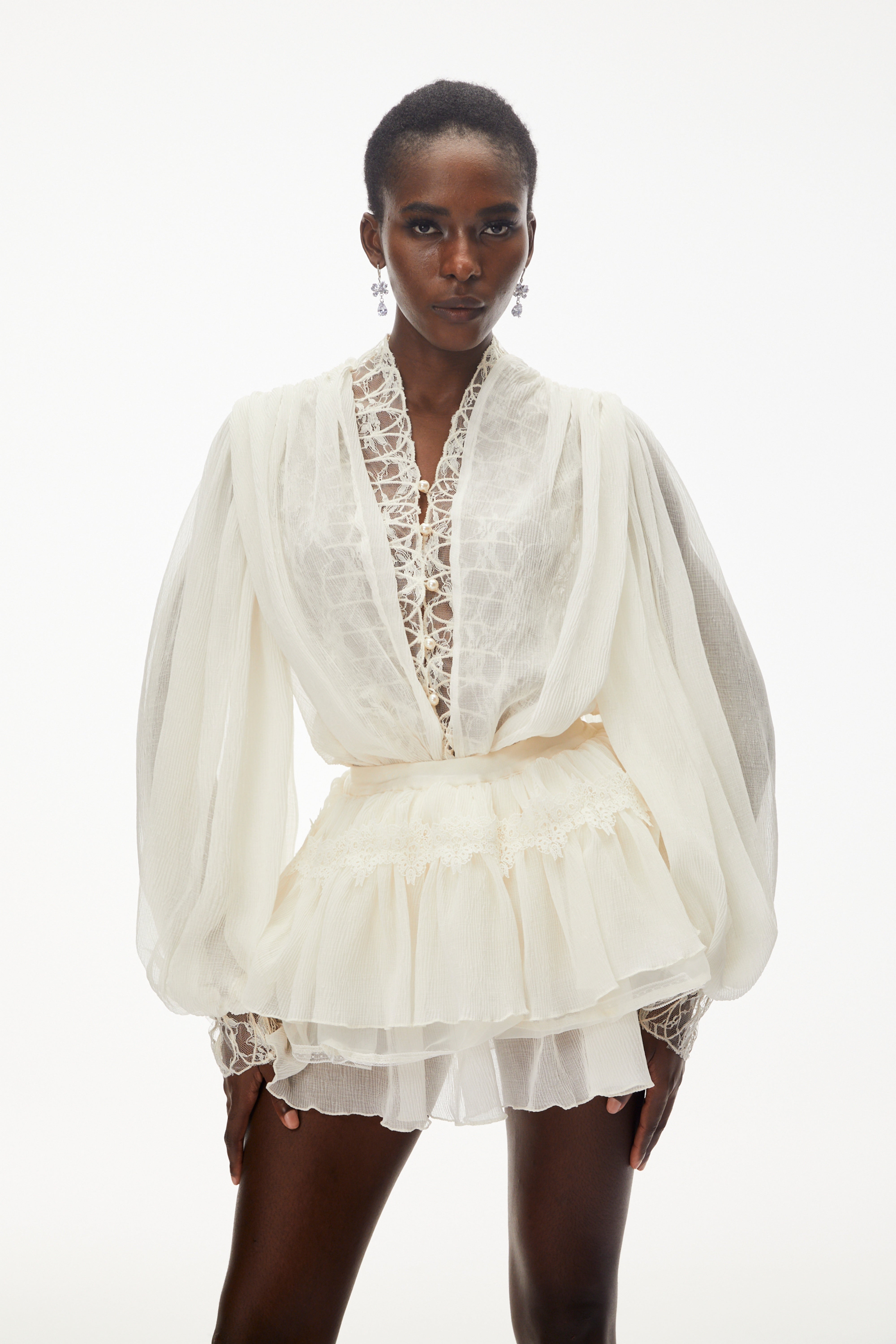 Set aus Bluse mit weißer Spitzenborte und Stufrock