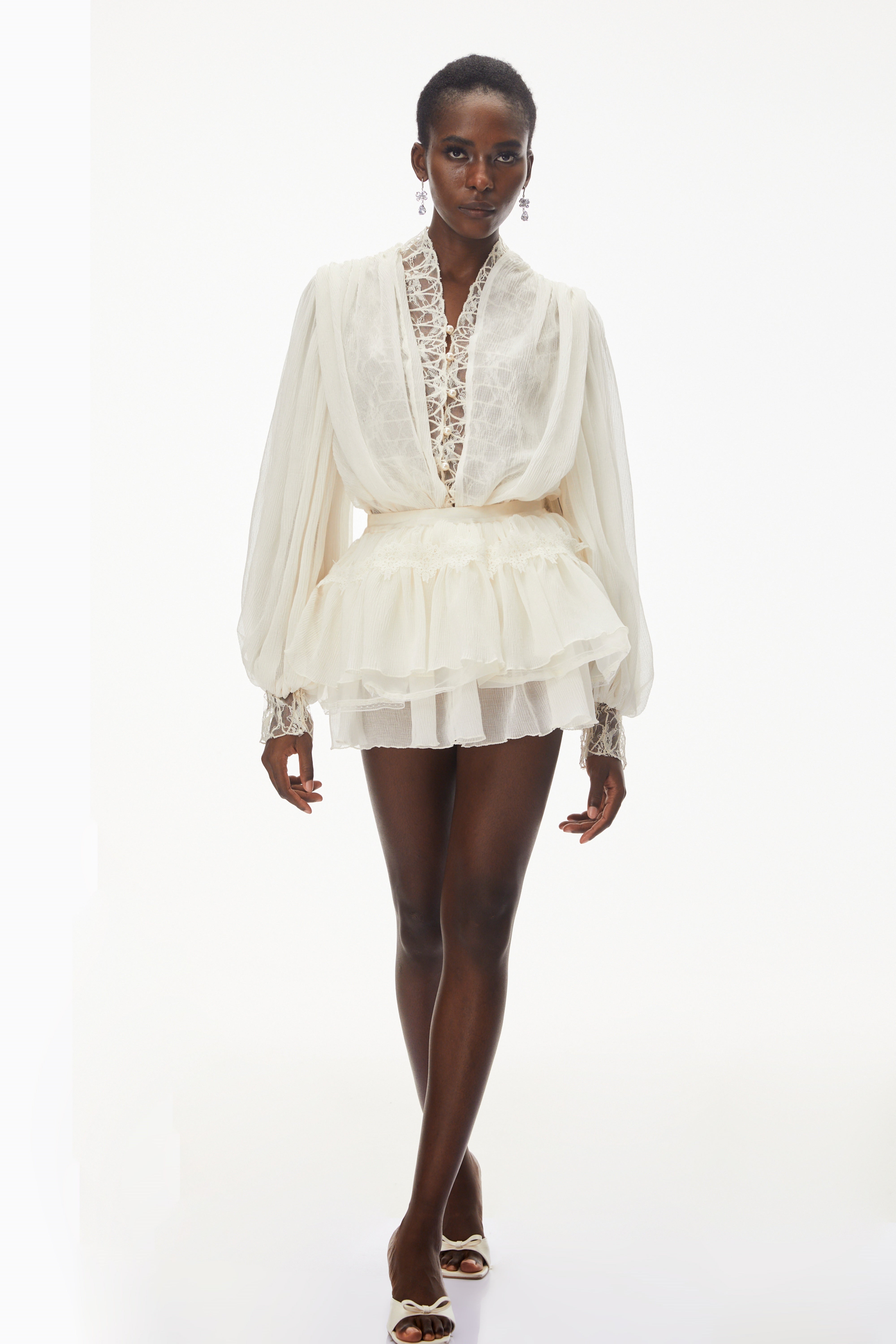 Set aus Bluse mit weißer Spitzenborte und Stufrock