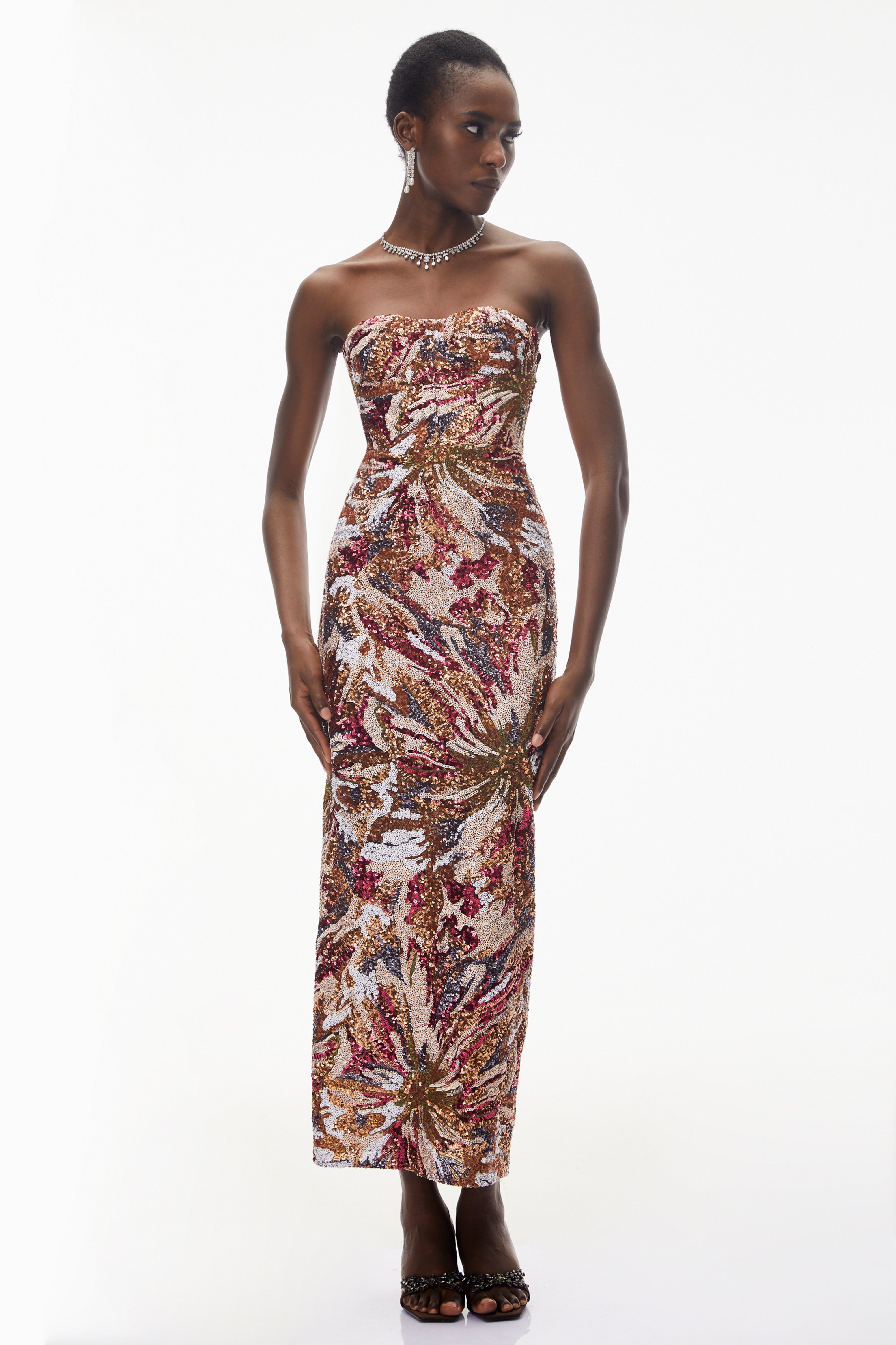 فستان طويل من ستيفانيا باللون الوردي، مكشوف الكتفين ومزين بتطريزات زهرية