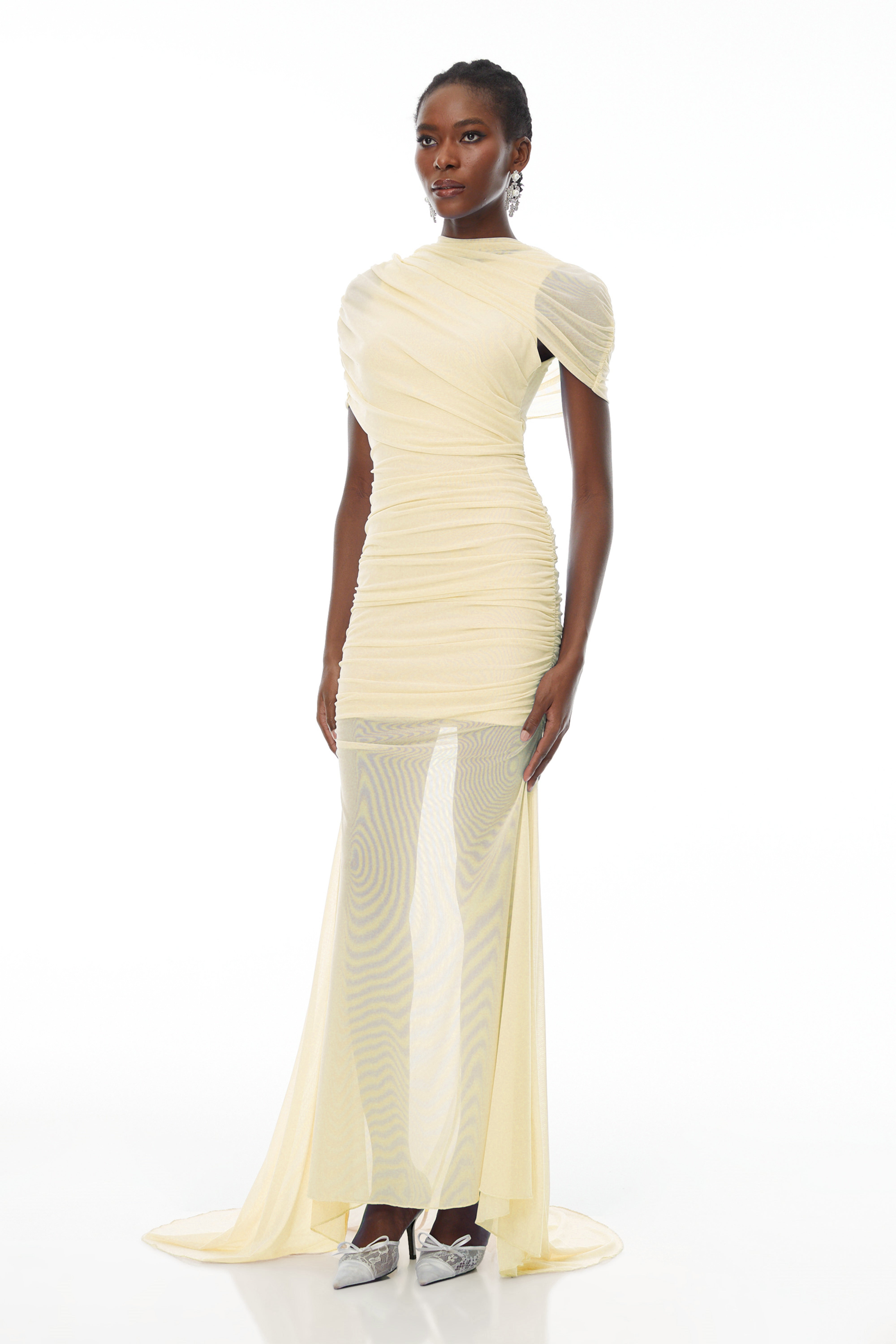 Sylphe – Gelbes, asymmetrisches Maxikleid aus Mesh mit Rüschen