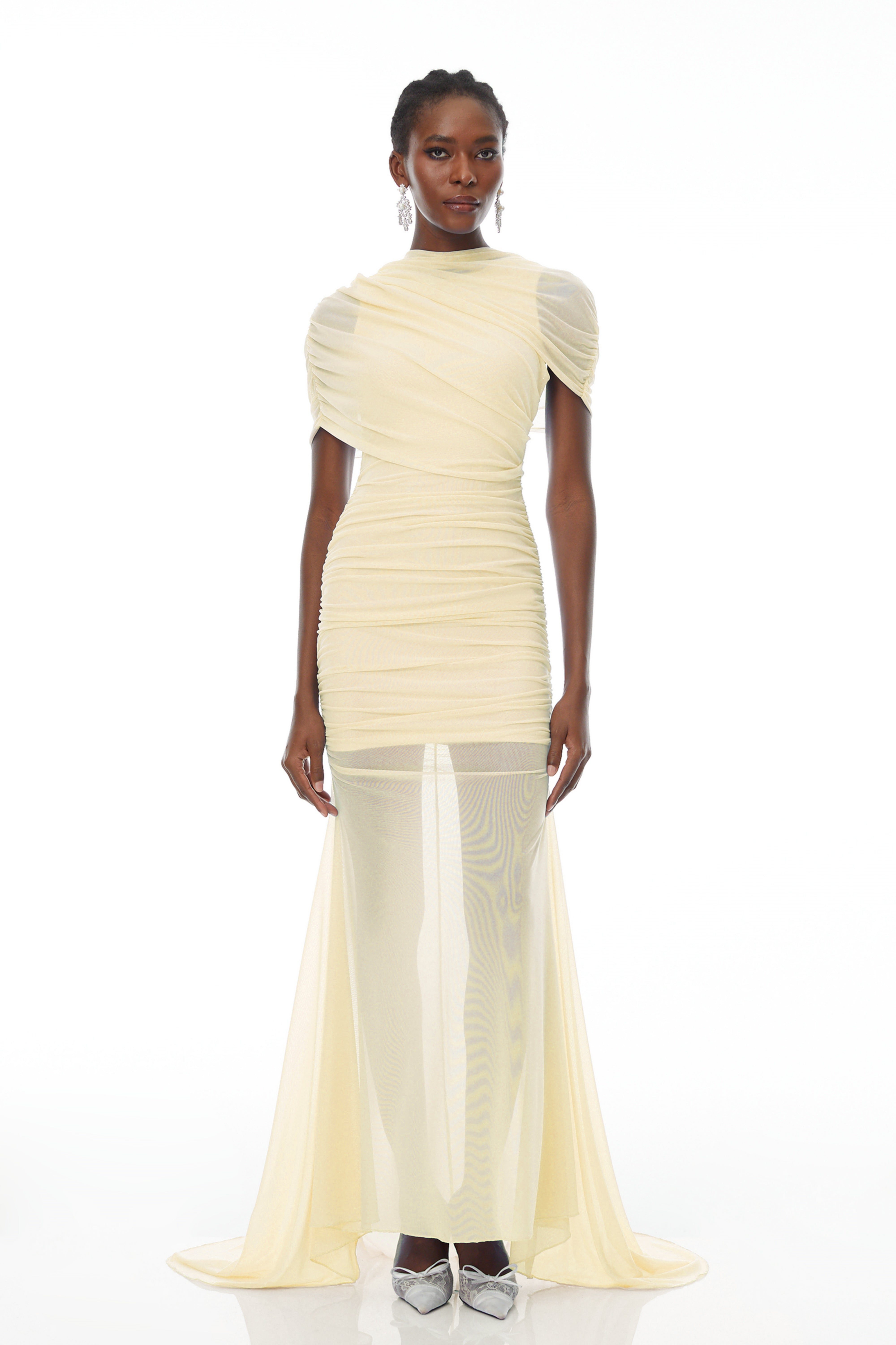 Sylphe – Gelbes, asymmetrisches Maxikleid aus Mesh mit Rüschen