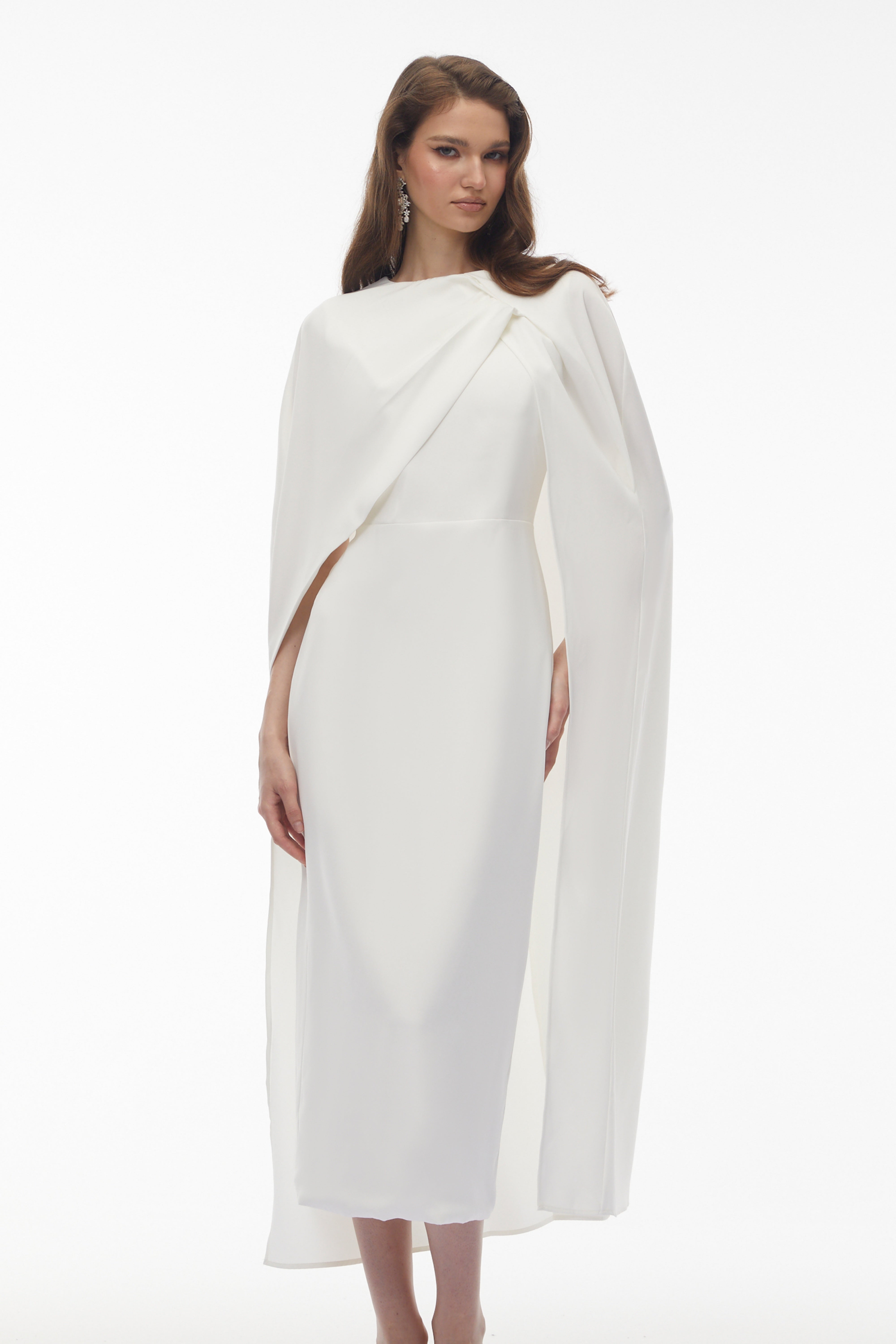 فستان تيتيانا الأبيض ذو الياقة والقطع غير المتماثل بطول متوسط