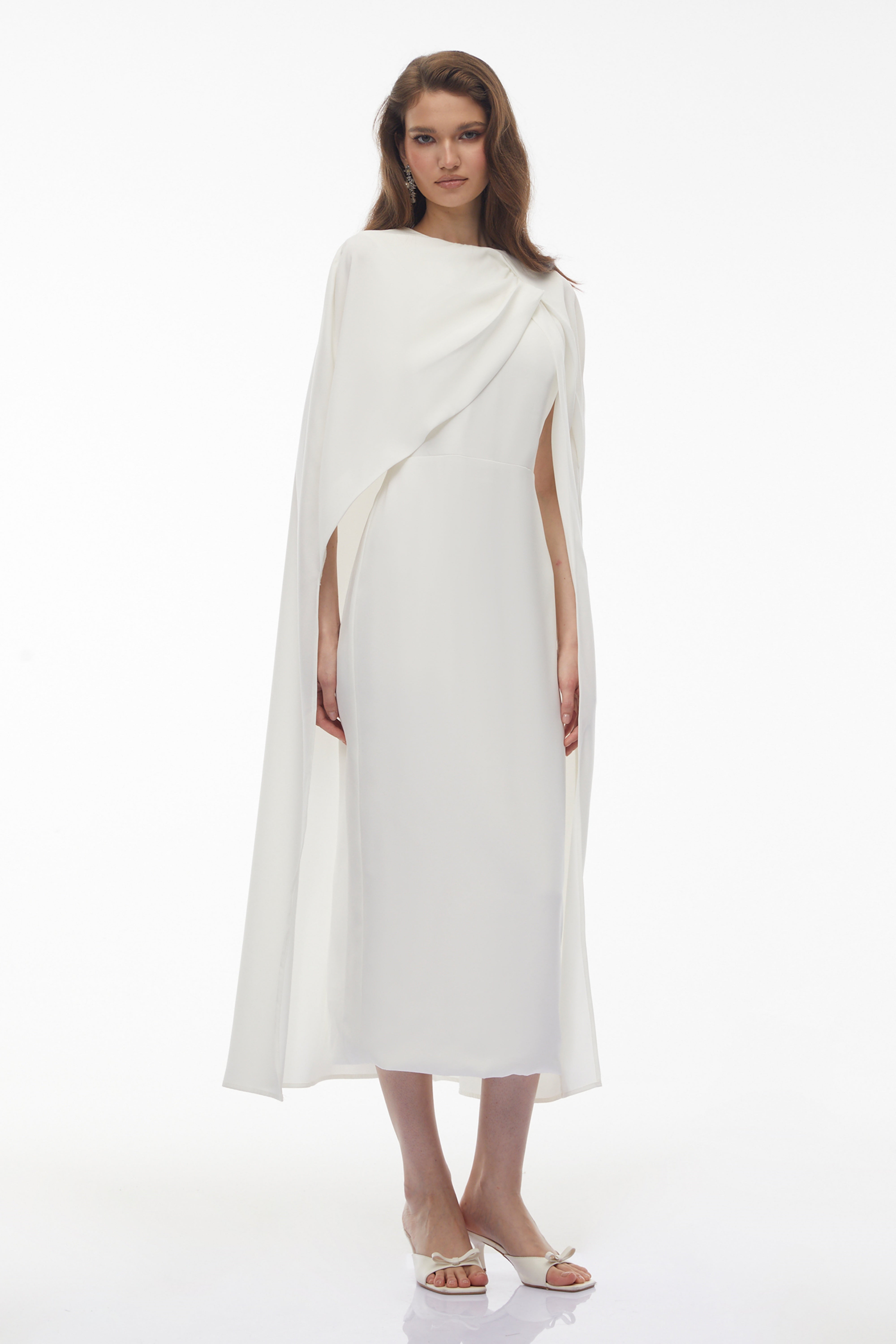 Tetyana – Weißes, asymmetrisches Midi-Kleid mit Cape