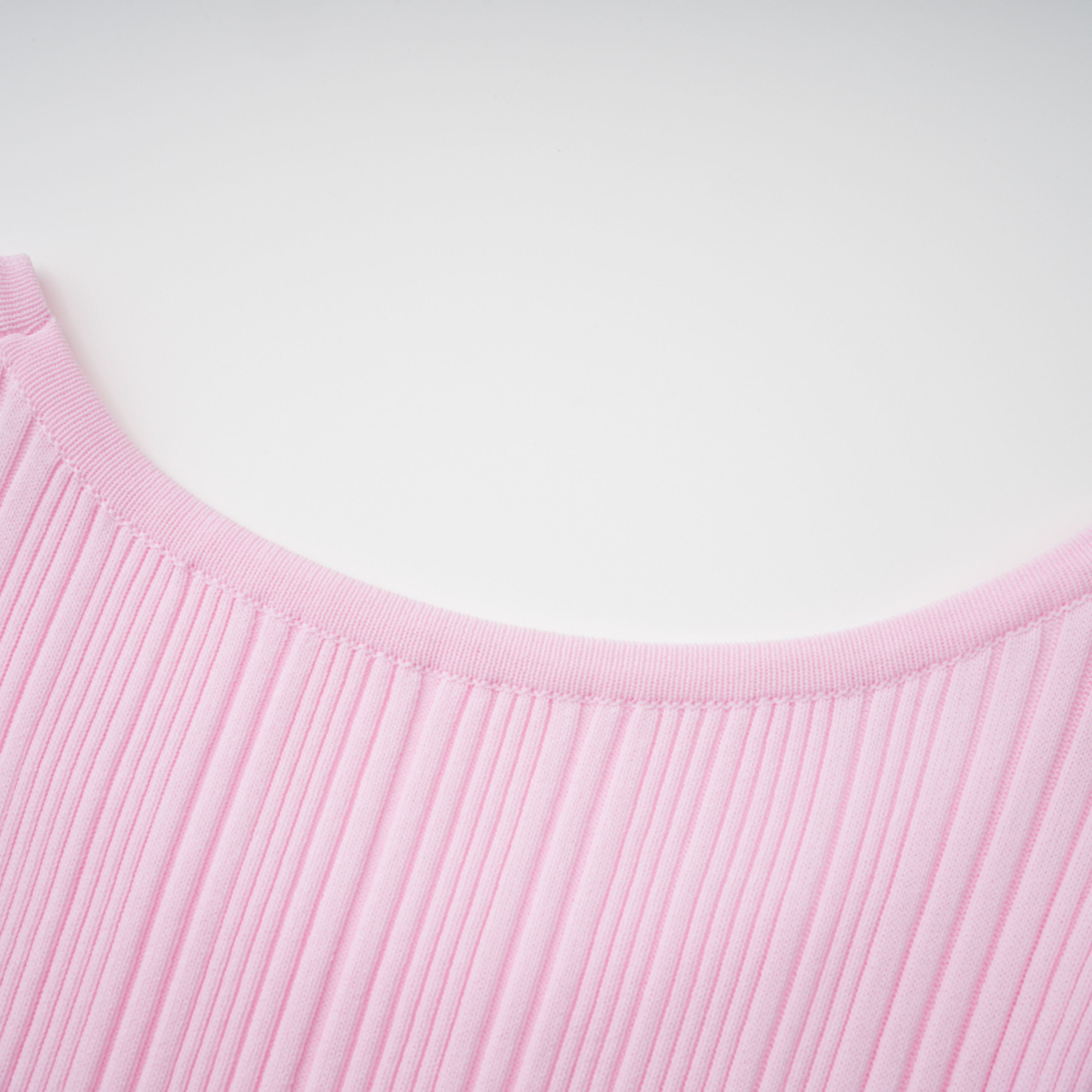 فستان ميدي من تاليا باللون الوردي مع حواف من الدانتيل