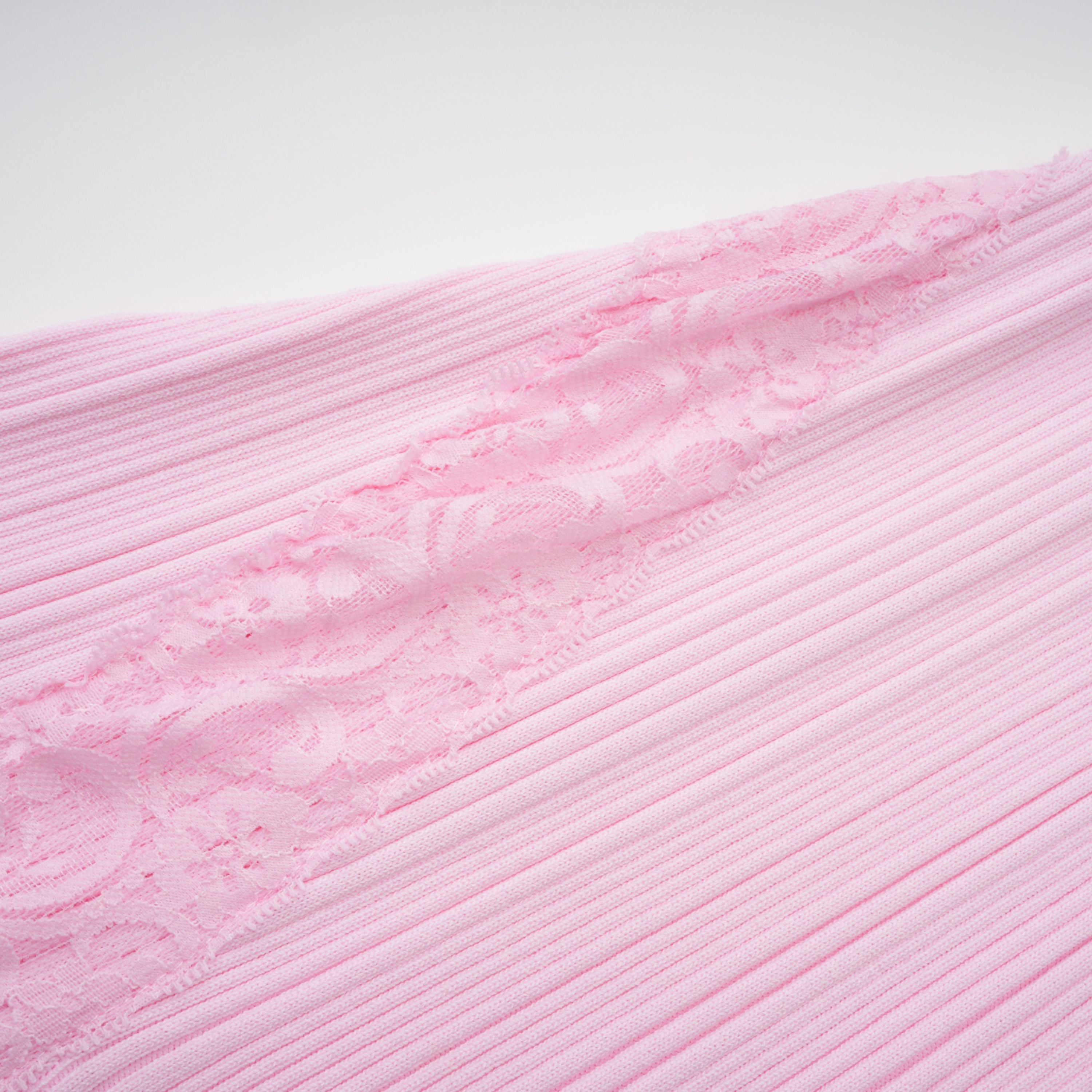 فستان ميدي من تاليا باللون الوردي مع حواف من الدانتيل