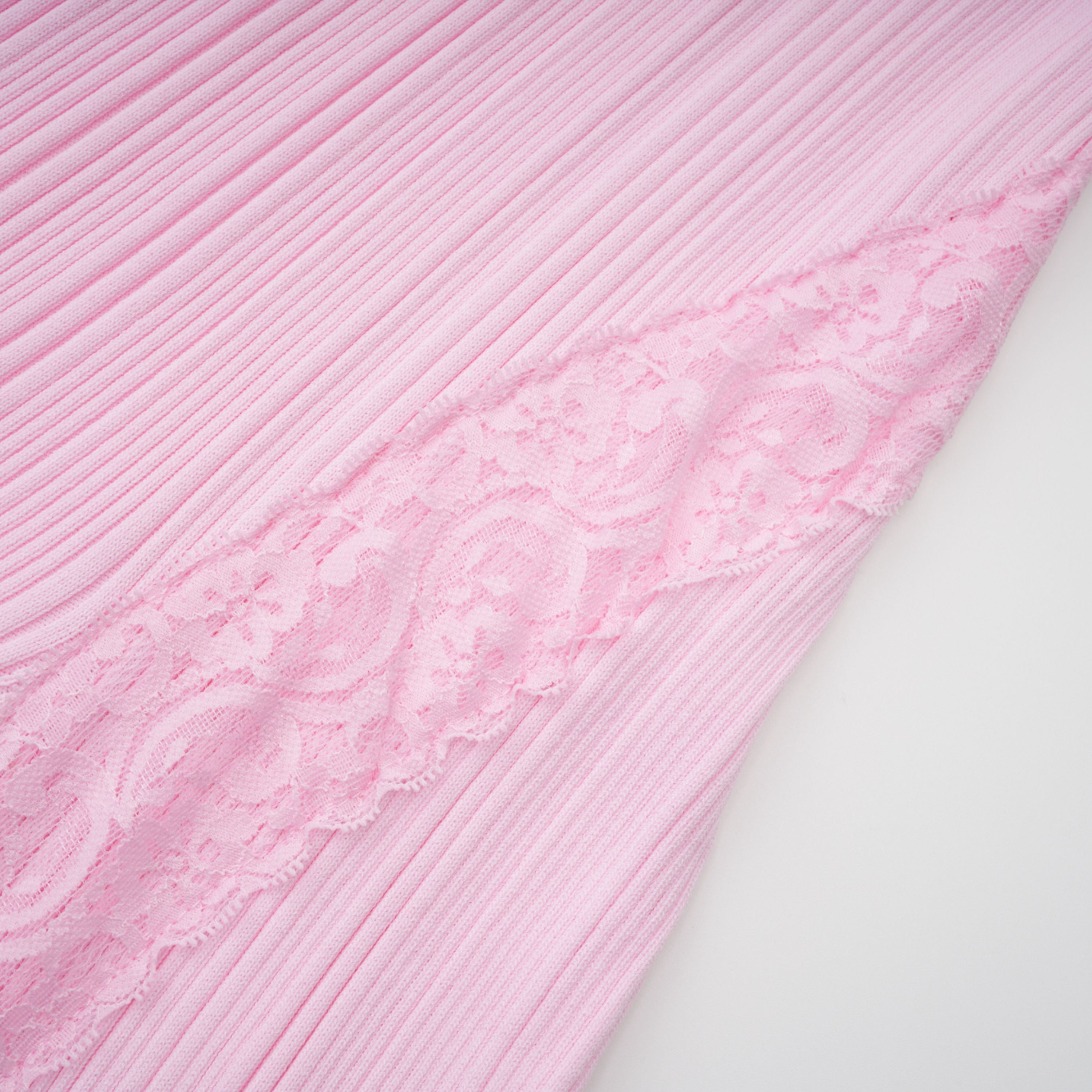 فستان ميدي من تاليا باللون الوردي مع حواف من الدانتيل