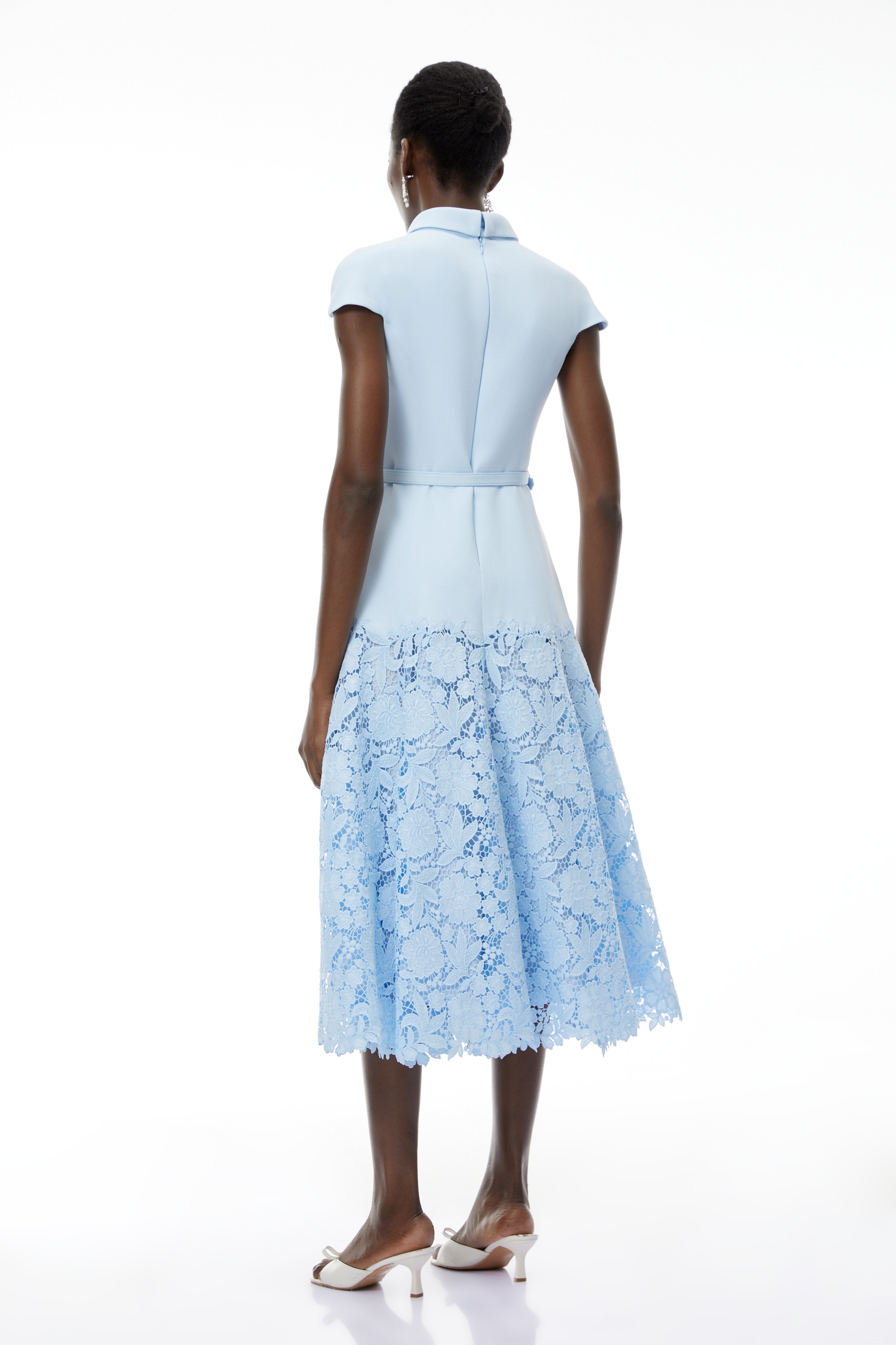 فستان ميدي من الدانتيل المزين بالزهور باللون الأزرق من ثيودورا