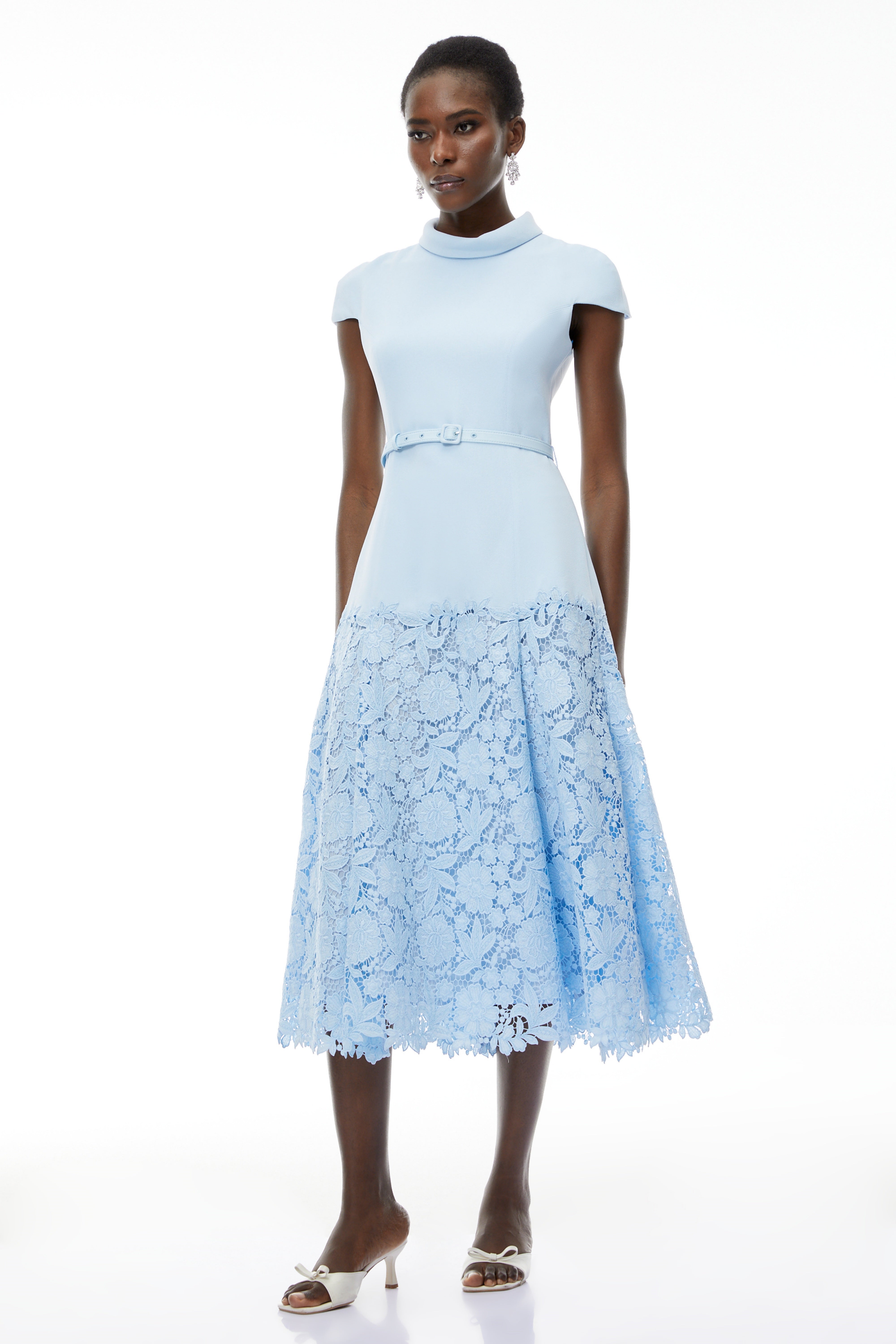 فستان ميدي من الدانتيل المزين بالزهور باللون الأزرق من ثيودورا