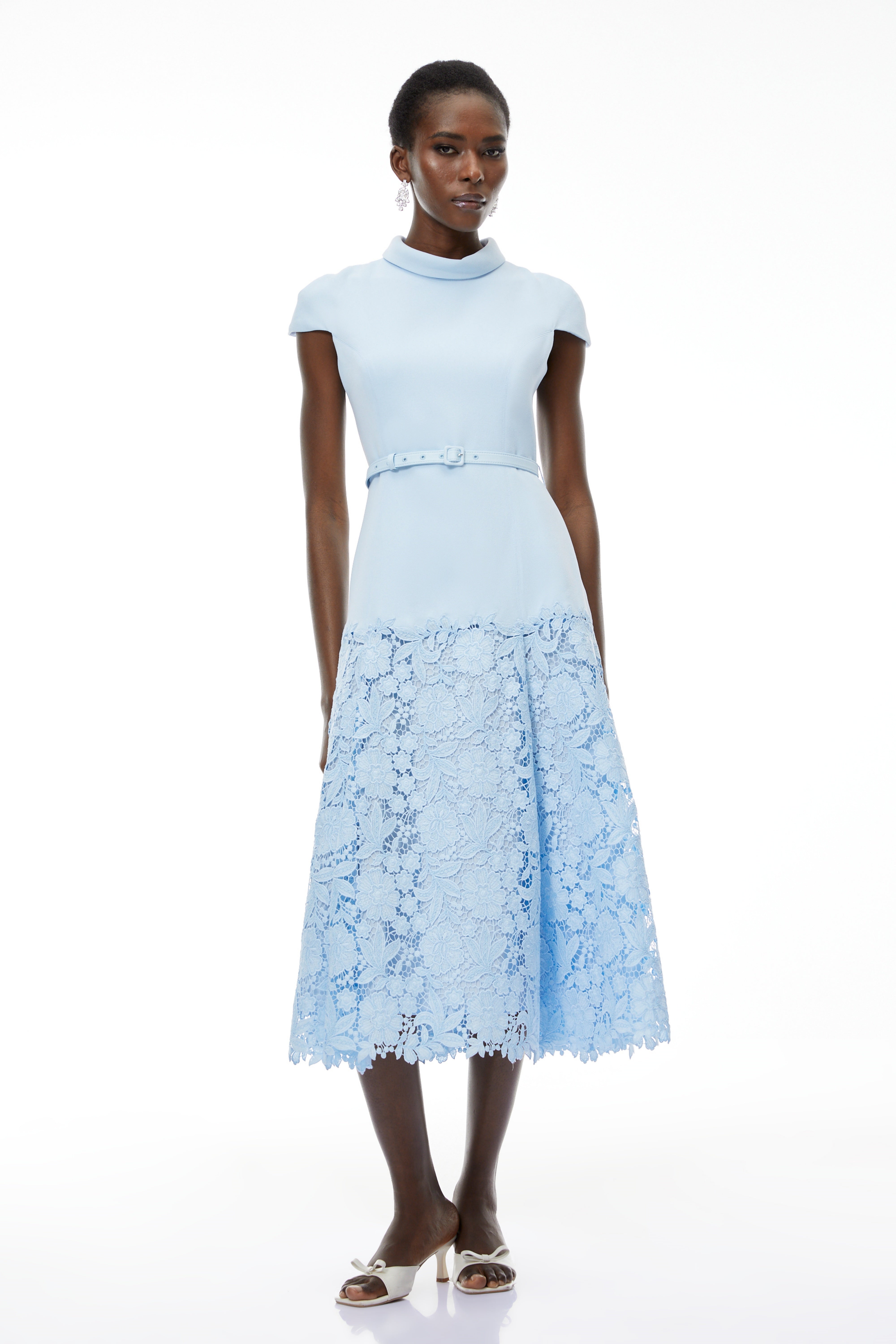 فستان ميدي من الدانتيل المزين بالزهور باللون الأزرق من ثيودورا