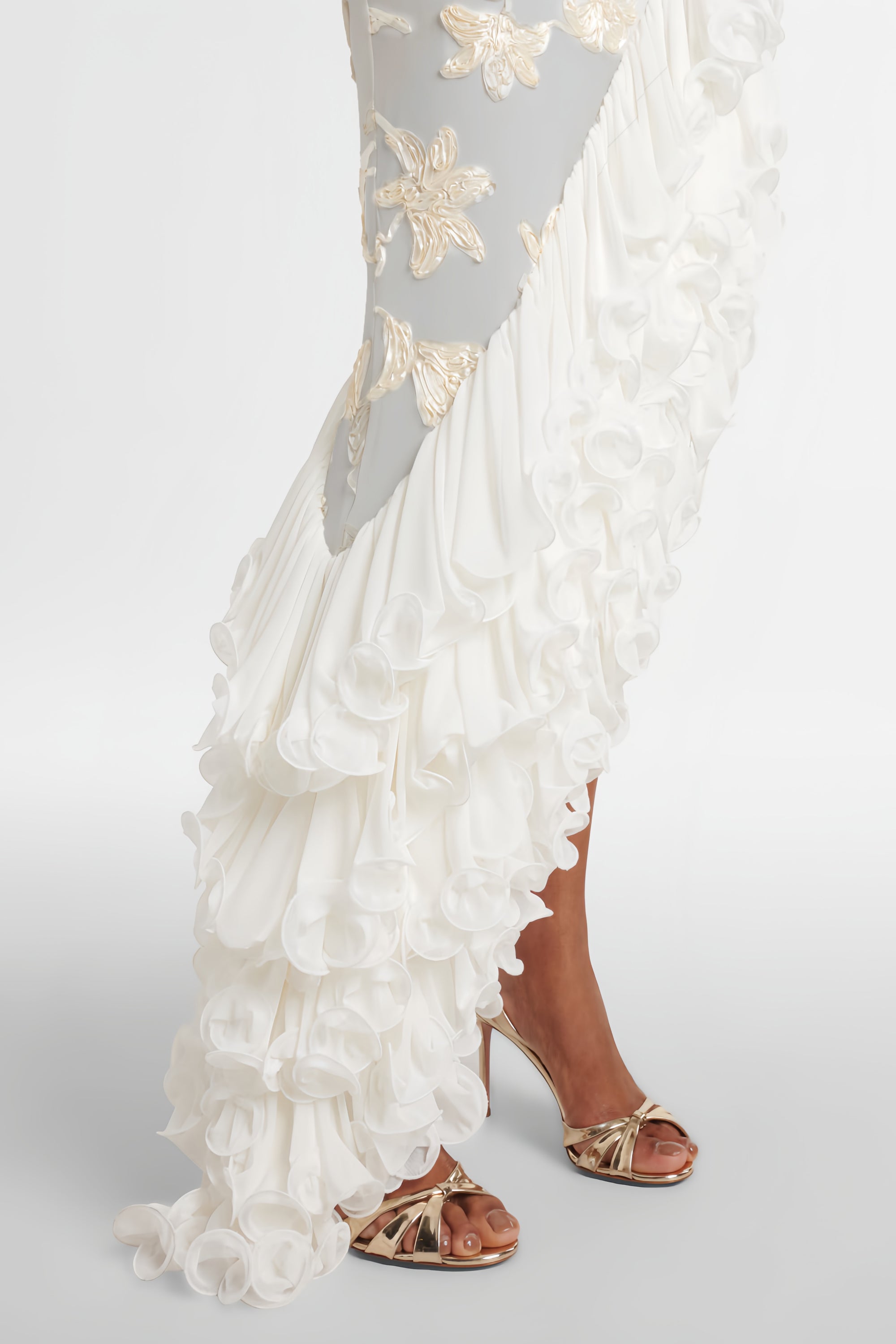 Théoline Neutrales asymmetrisches Midi-Kleid mit Rüschen und Blumenmuster