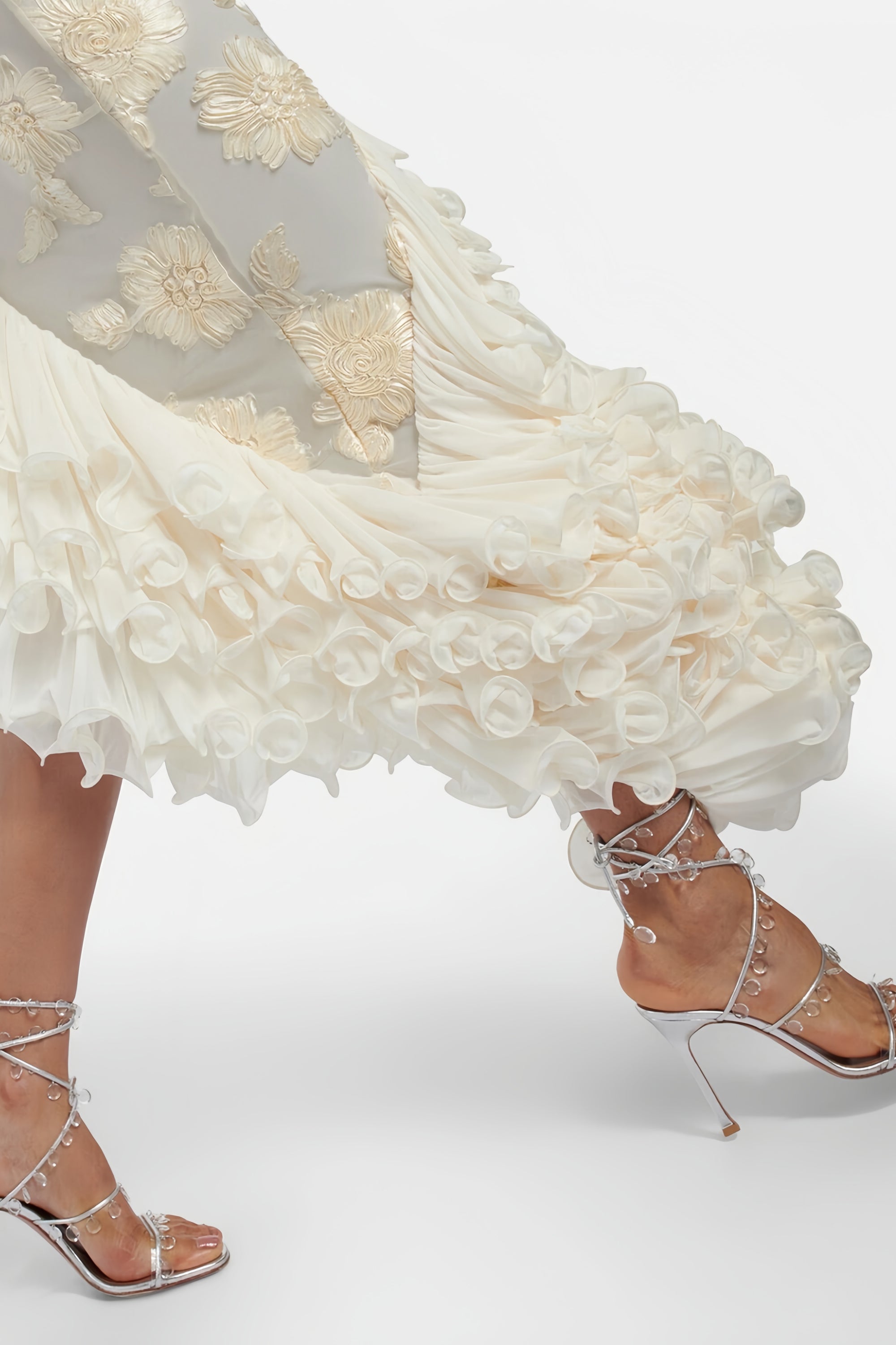 Théoline Neutrales asymmetrisches Midi-Kleid mit Rüschen und Blumenmuster